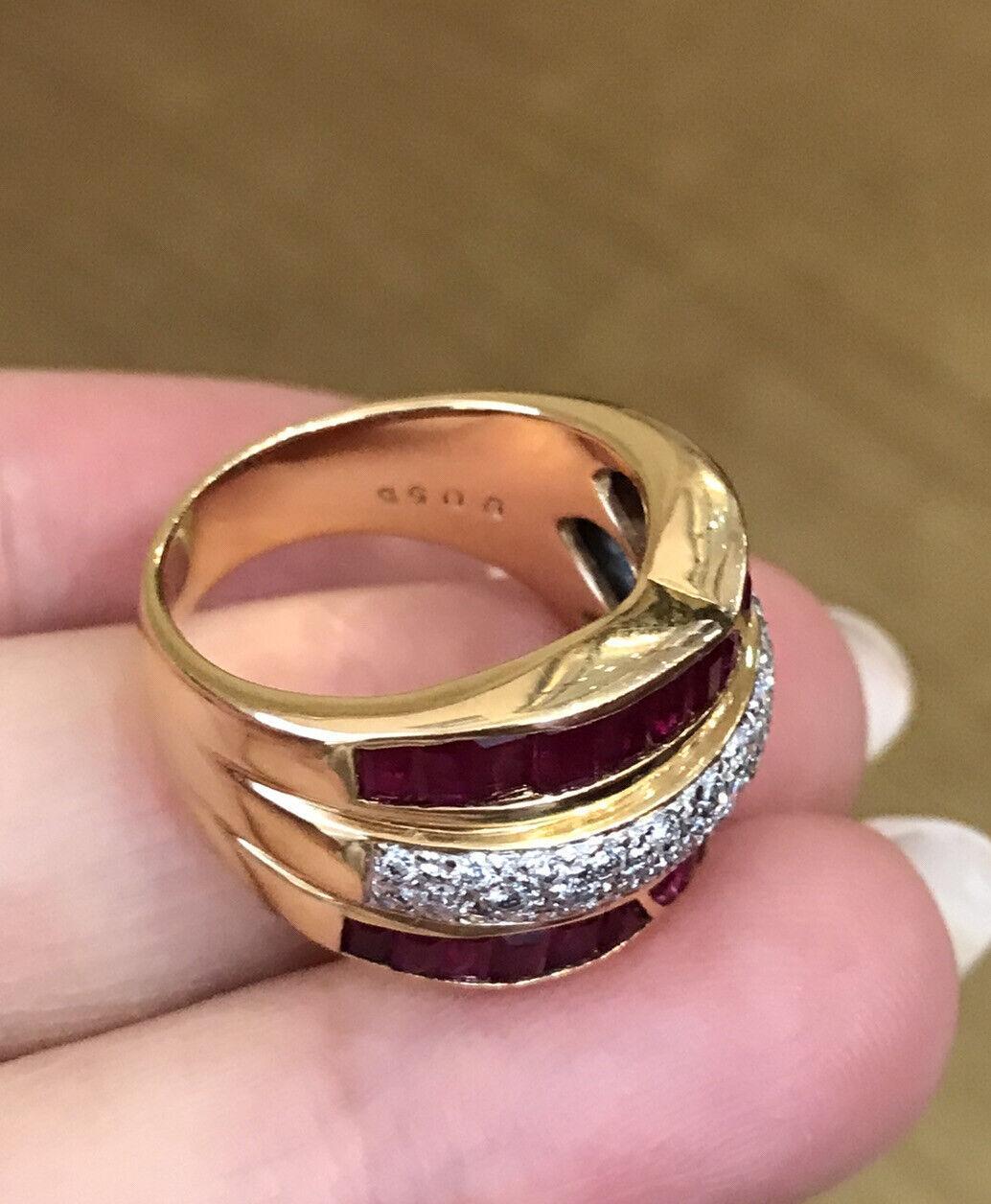Bague de cocktail à large bande en or jaune 18k avec rubis et diamants baguettes en vente 3