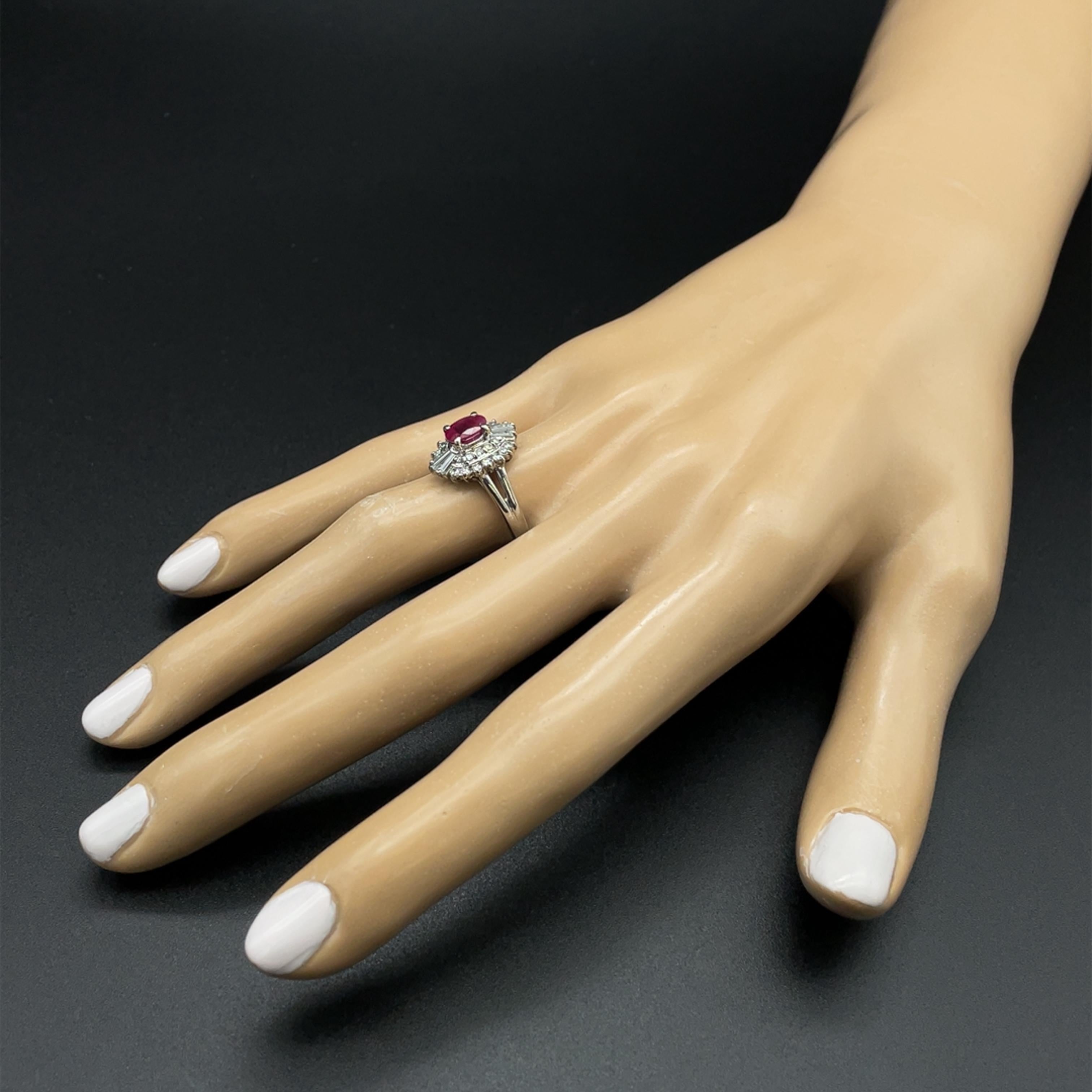 Ballerina-Cocktailring aus Platin mit Rubin und Diamant in Platin im Angebot 2