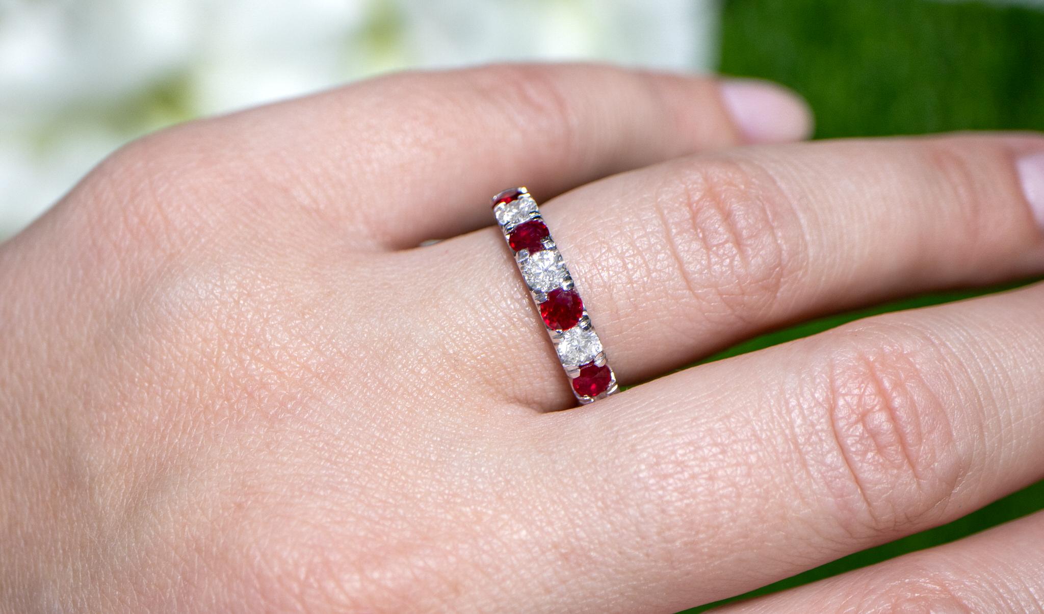 Round Cut Ruby and Diamond Band Ring 1.69 Carats 18K Gold For Sale