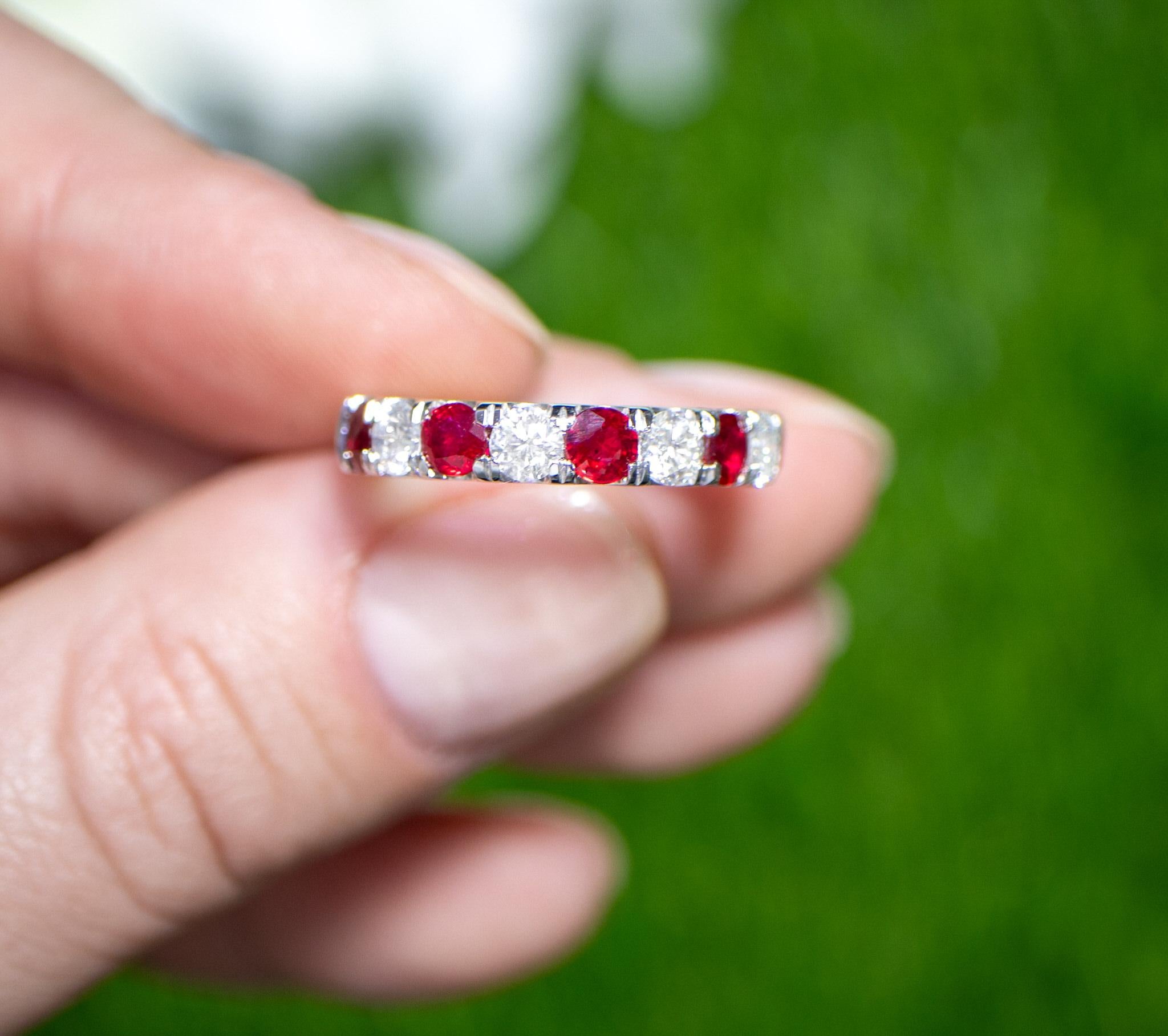 Women's or Men's Ruby and Diamond Band Ring 1.69 Carats 18K Gold For Sale