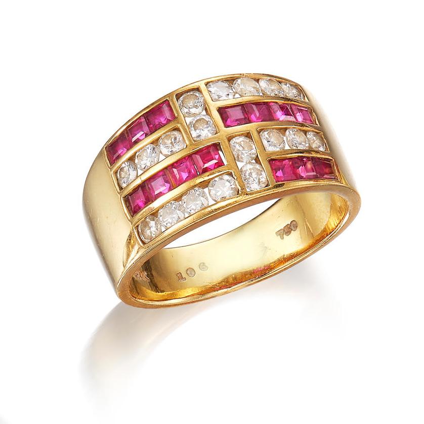 Moderne Bague en or 18K avec rubis et diamants en vente