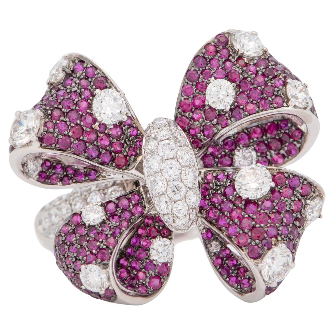 Broche fleur convertible nœud papillon en or blanc 18 carats, rubis et diamants R6725