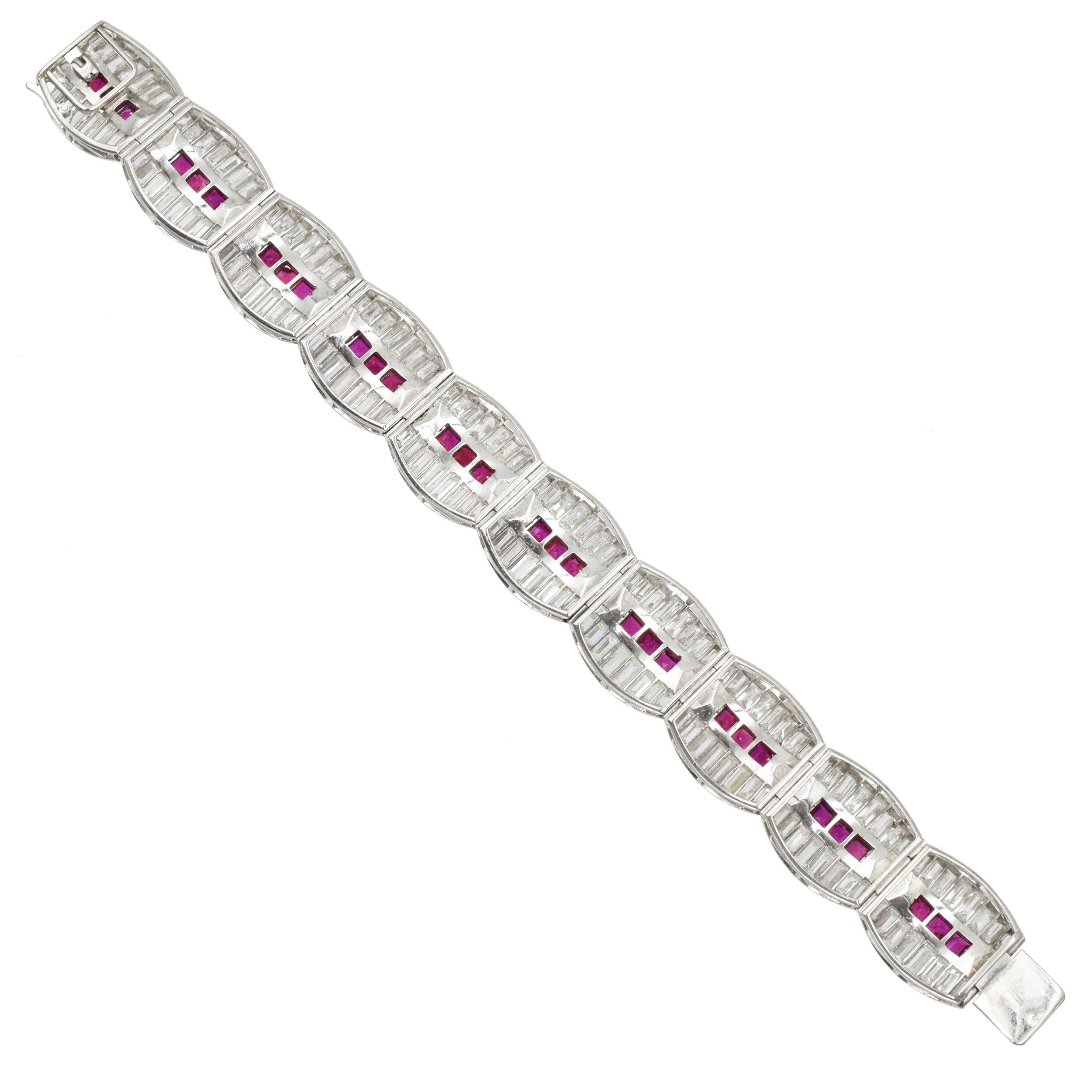 Quadrato Bracciale di rubini e diamanti in platino. in vendita
