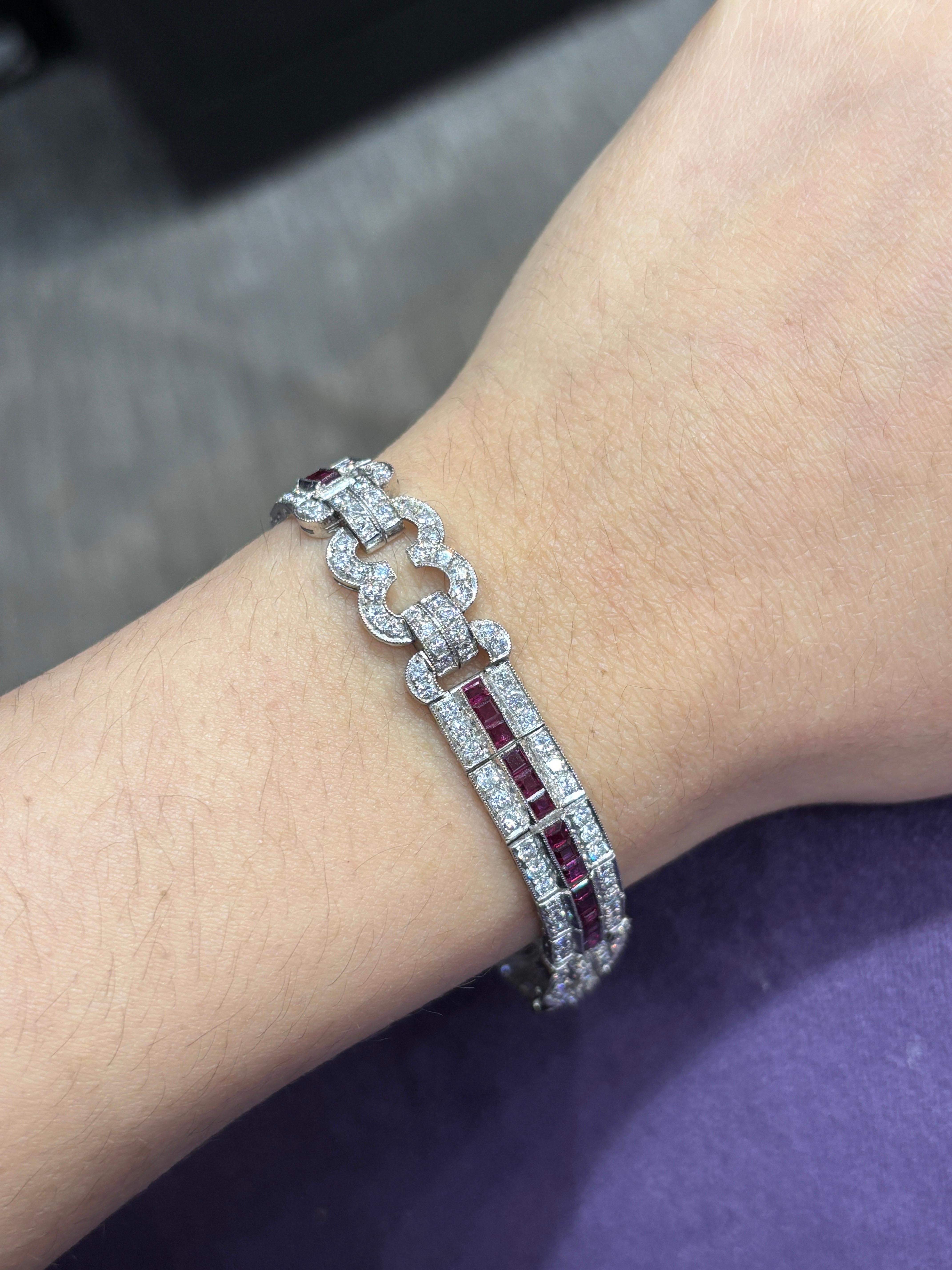 Pulsera de rubíes y diamantes 

Una pulsera Link engastada con rubíes talla cuadrada y diamantes talla redonda

Mide aproximadamente 7,24 pulgadas de largo 
Peso aproximado de los rubíes 3,85 quilates 
Los diamantes pesan aproximadamente 4,45