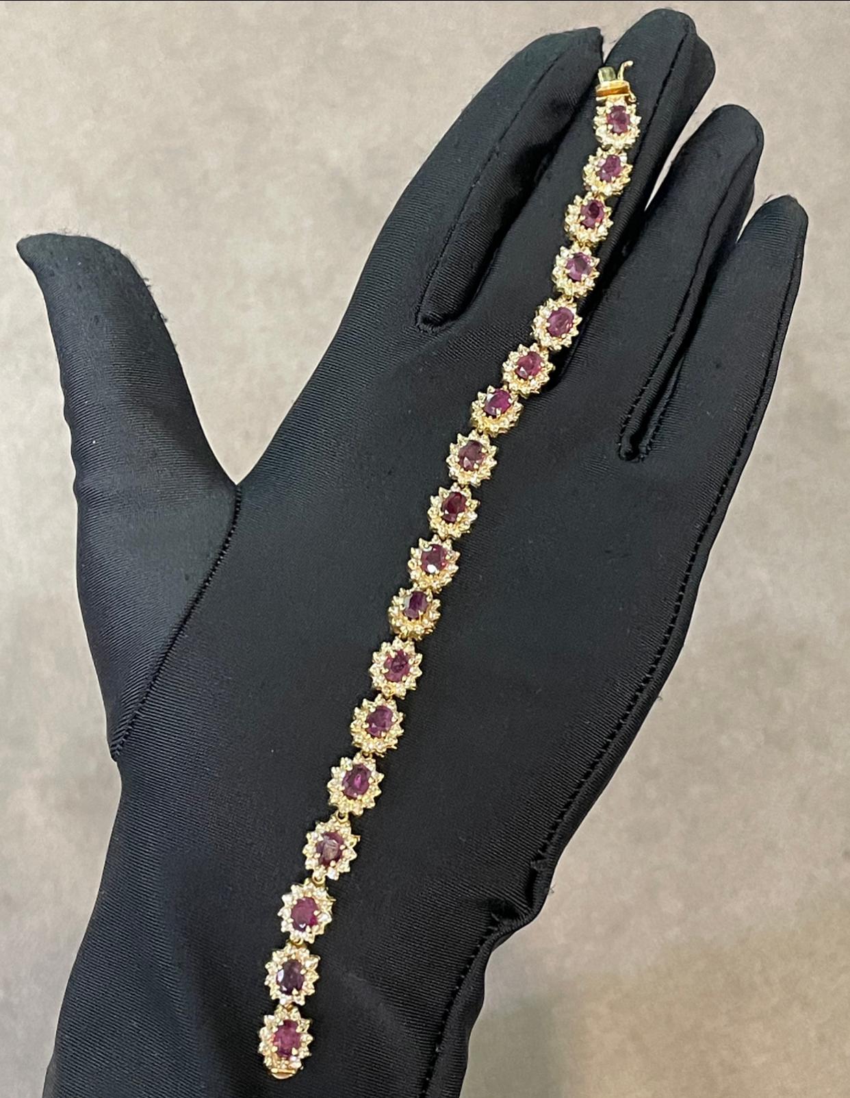 Armband mit Rubin und Diamanten  (Gemischter Schliff) im Angebot
