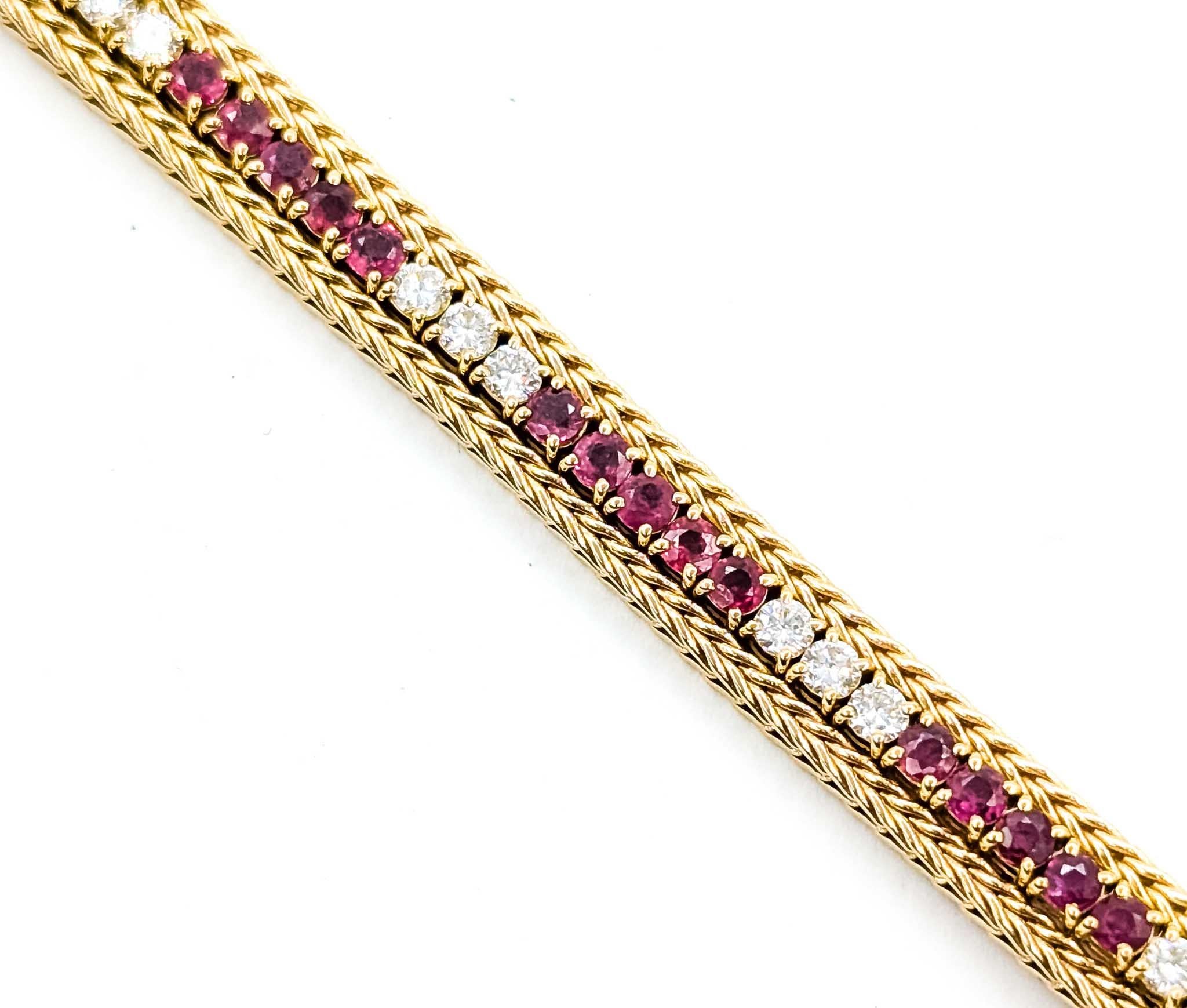 Bracelet en or jaune 14k avec rubis et diamants

Voici ce bracelet exquis, qui met en valeur l'allure captivante des rubis et des diamants, méticuleusement façonnés en or jaune 14k. Cette élégante pièce présente un superbe rubis d'un poids total de