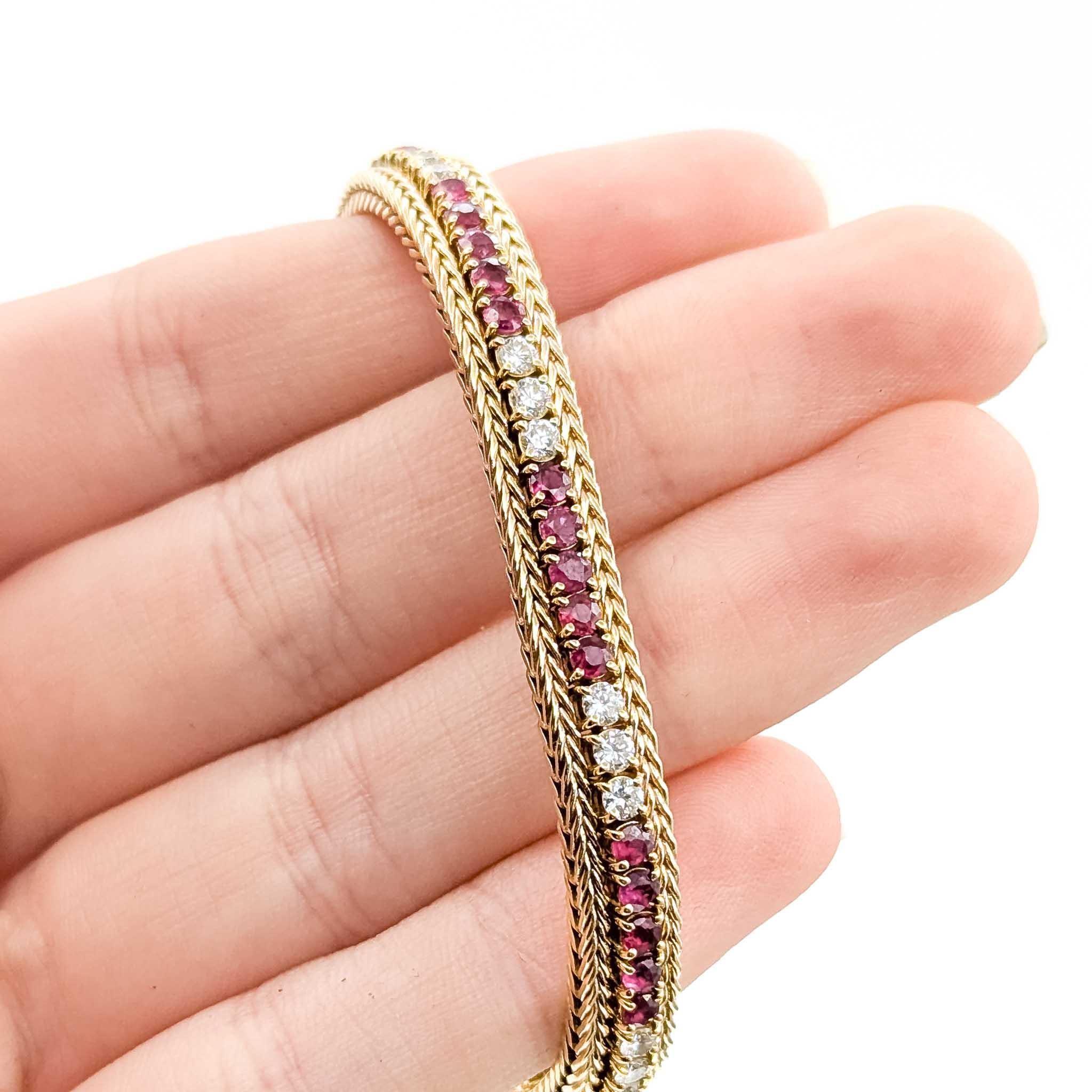 Contemporain Bracelet en or jaune 14k avec rubis et diamants en vente