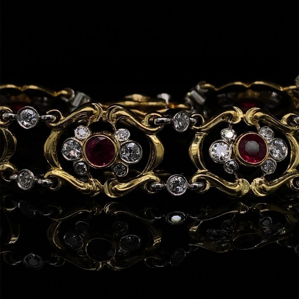 Brazalete de rubíes y diamantes en oro amarillo de 18 quilates y platino, hacia 1910.

Esta llamativa e inusual pulsera está diseñada como una serie de secciones de oro amarillo suavemente curvadas, cada una de ellas engastada en el centro con un