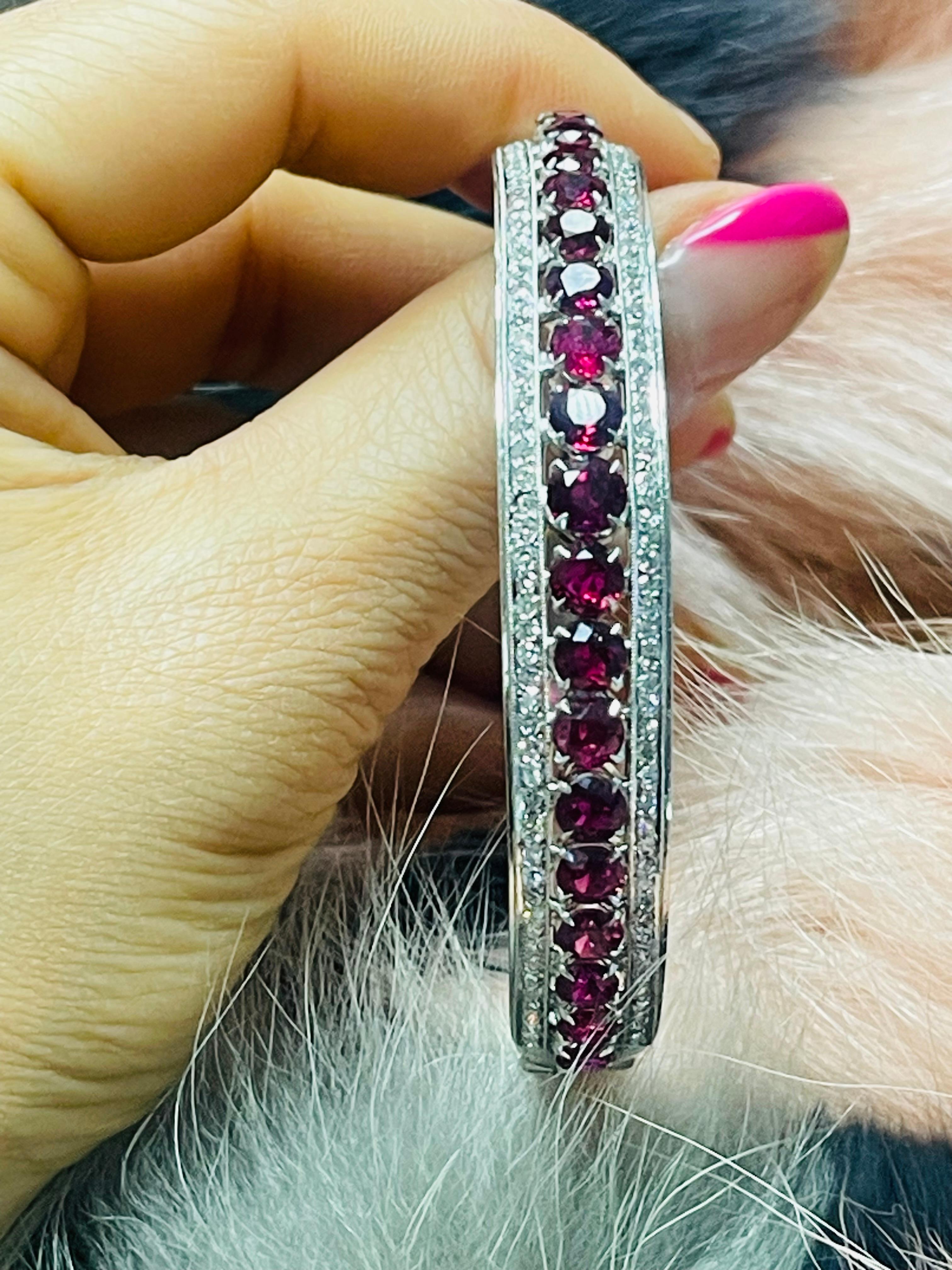 Armband mit Rubin und Diamanten aus 18 Karat Weißgold.  im Zustand „Hervorragend“ im Angebot in New York, NY