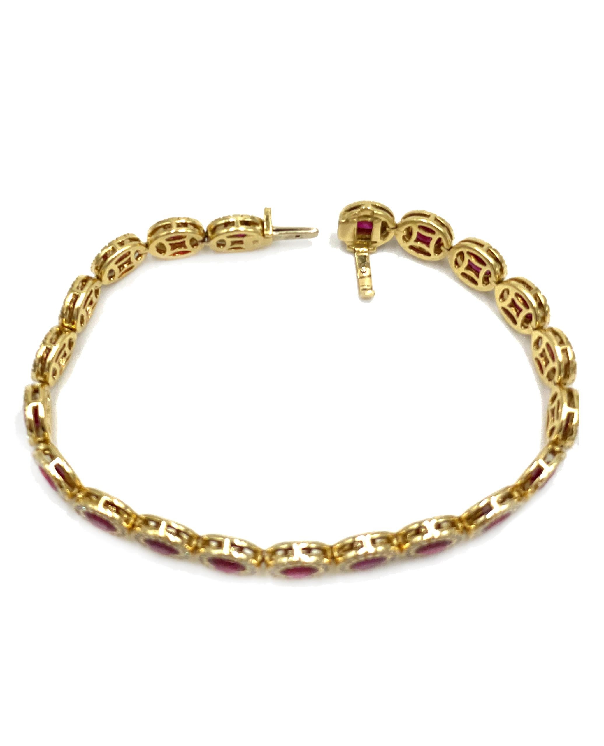Taille ovale Bracelet en or jaune 18 carats serti de rubis et diamants en vente