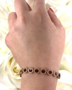 Bracciale tennis con rubino ovale e diamanti da 10,21 carati in oro giallo 18 carati con chiusura di sicurezza