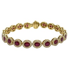 Bracciale tennis con rubino ovale e diamanti in oro giallo 18 carati con chiusura di sicurezza