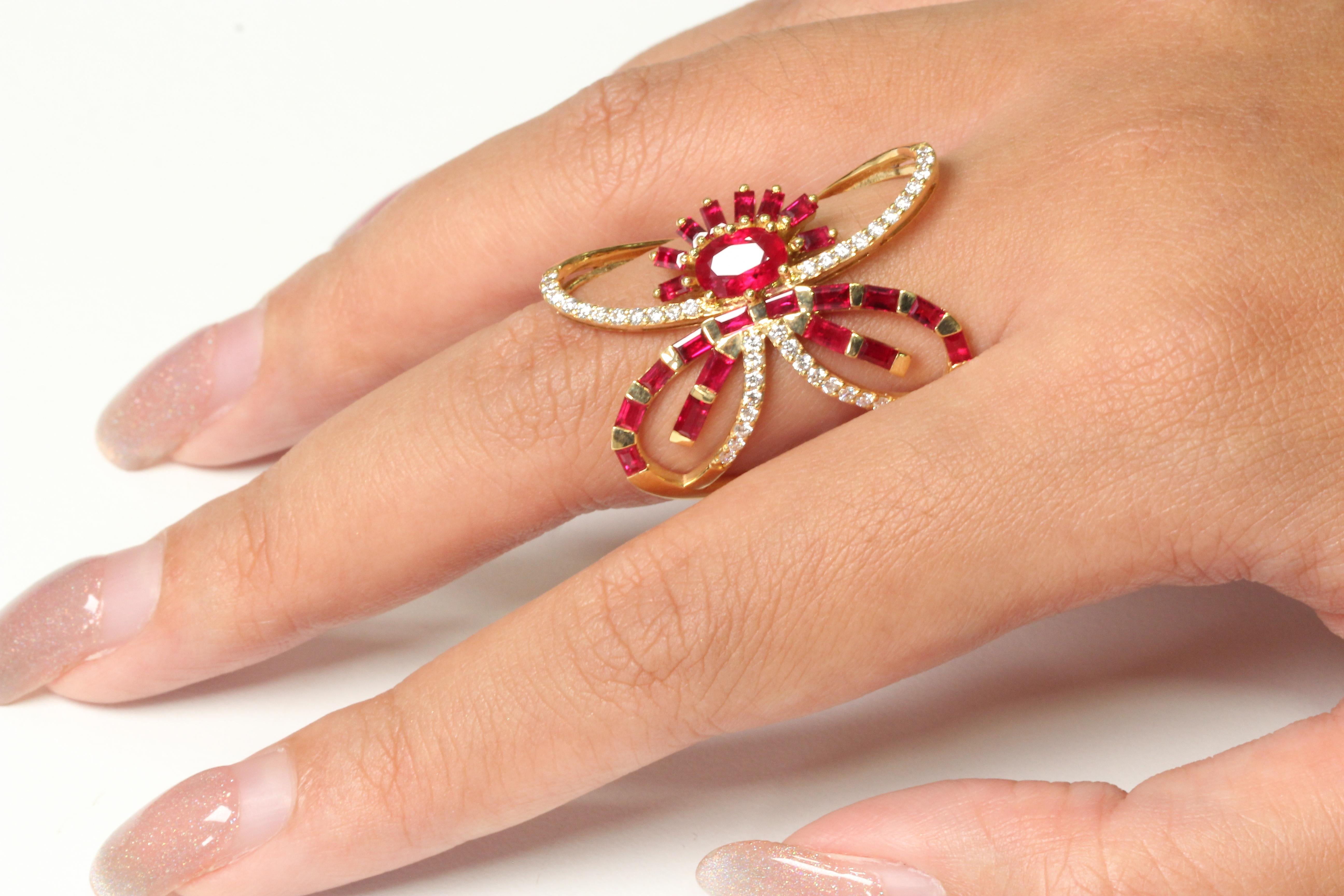 Anillo Mariposa de Rubíes y Diamantes en Oro de 18 Kilates Corte oval en venta