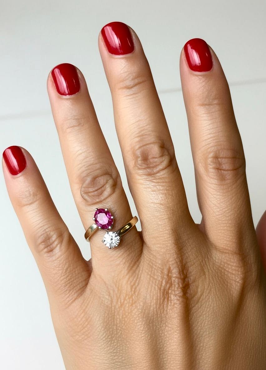 Bague de fiançailles Vintage Bypass en or 18k et platine avec rubis et diamants
Naturel 100% rubis taille ovale antique 1,60 carats,  rouge cerise excellente couleur et brillance, pays d'origine Mozambique.
Diamant naturel rond de taille brillant