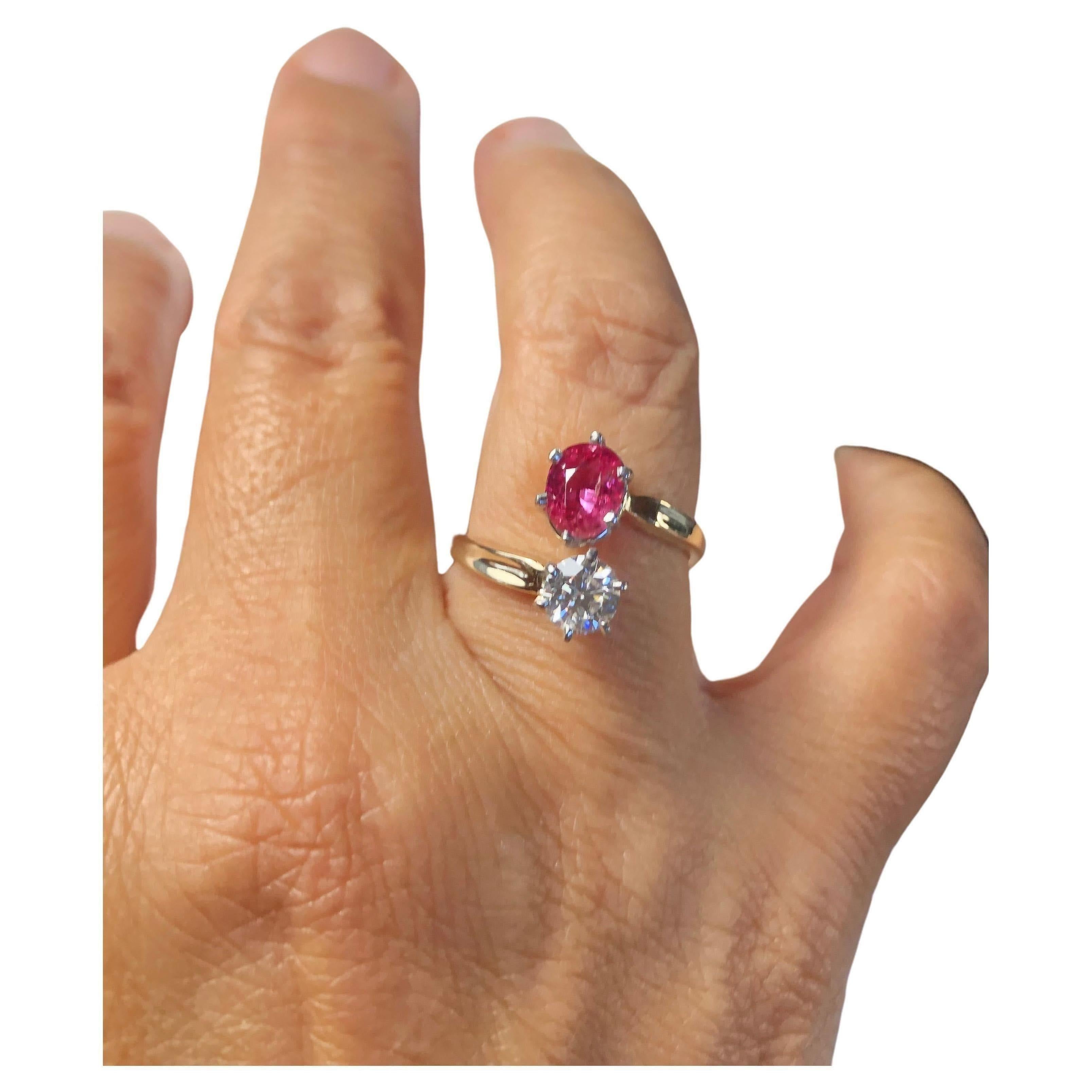 Bague de fiançailles Vintage Bypass en or 18k et platine avec rubis et diamants
Naturel 100% rubis taille ovale antique 1,60 carats,  rouge cerise excellente couleur et brillance, pays d'origine Mozambique.
Diamant naturel rond de taille brillant