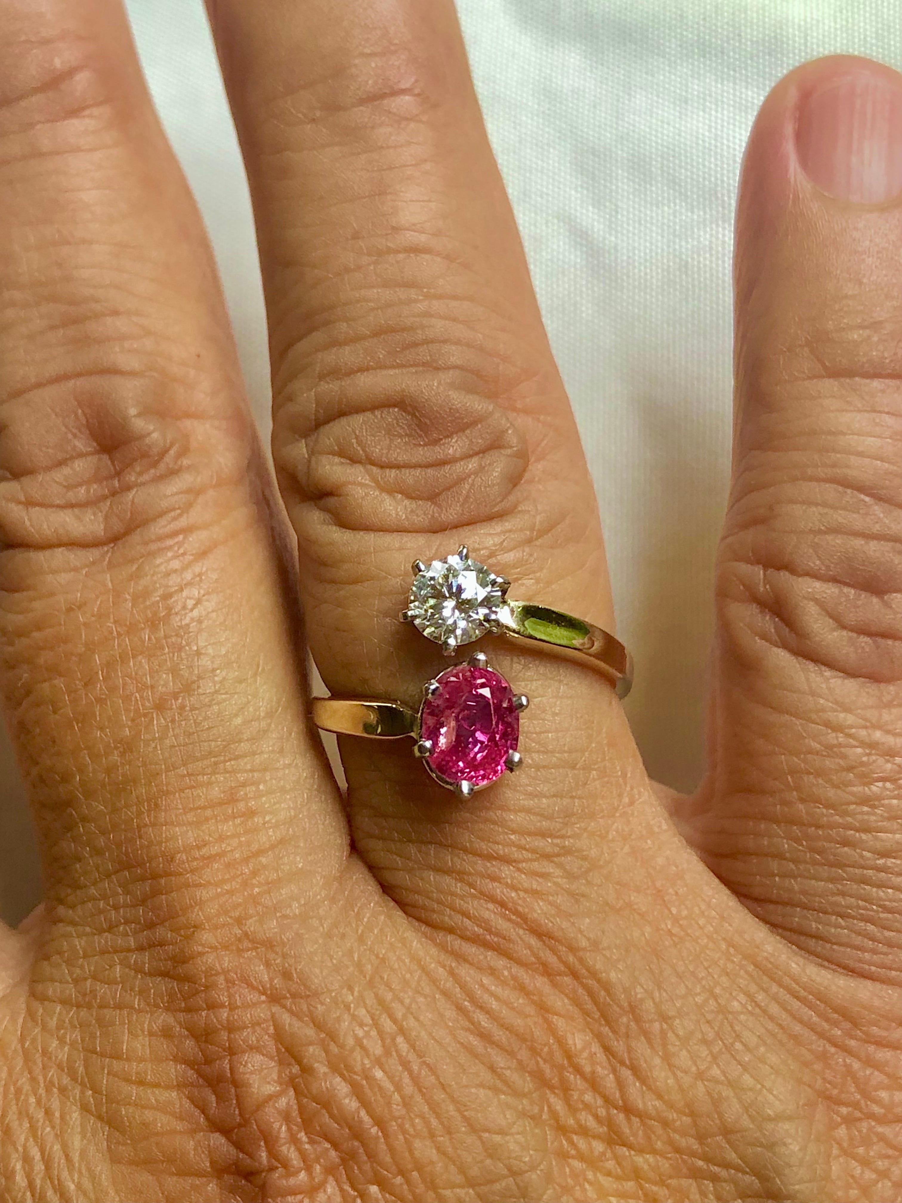 Taille ovale Bague de fiançailles bypass en rubis et diamants en vente