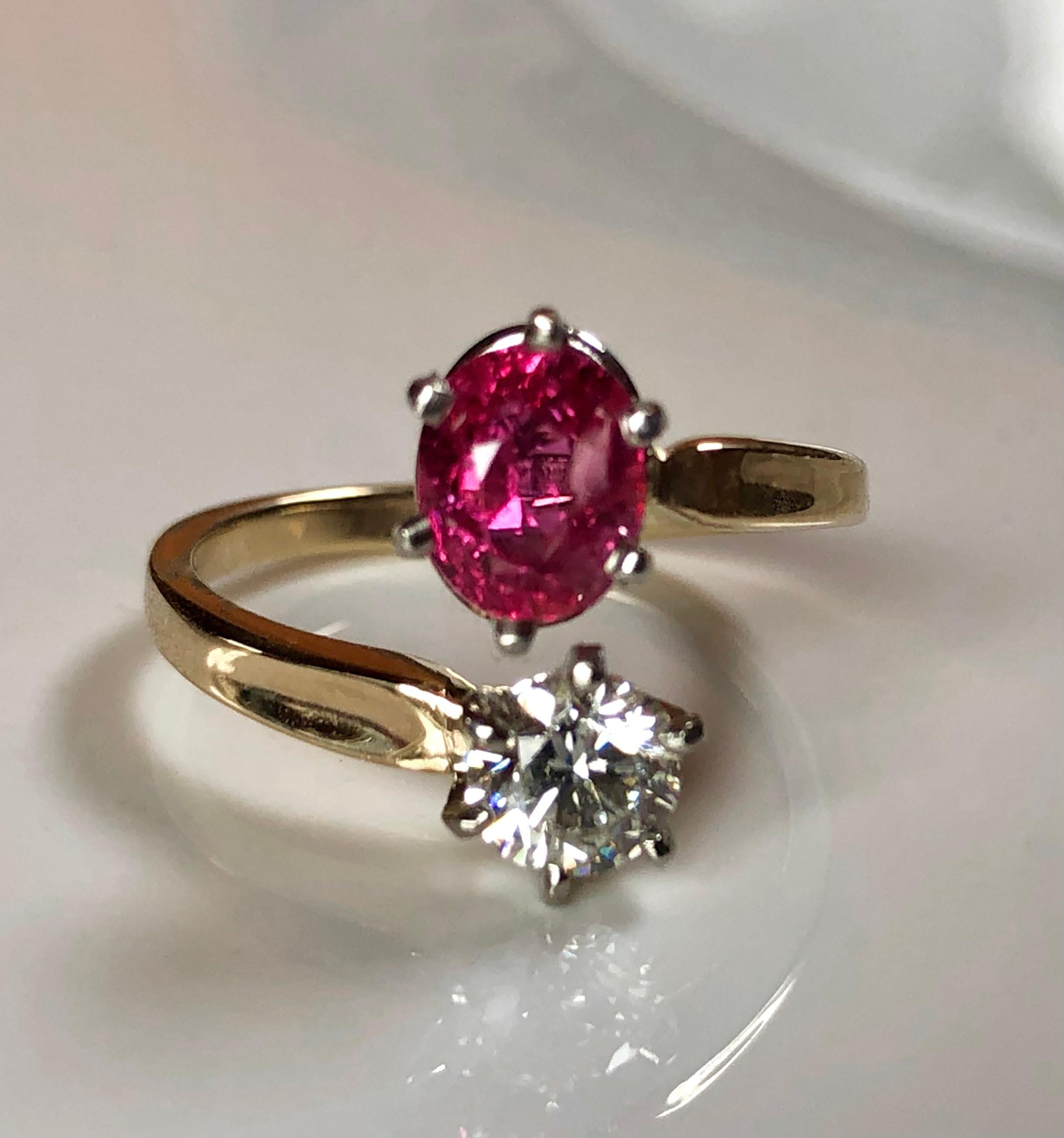 Bague de fiançailles bypass en rubis et diamants en vente 1