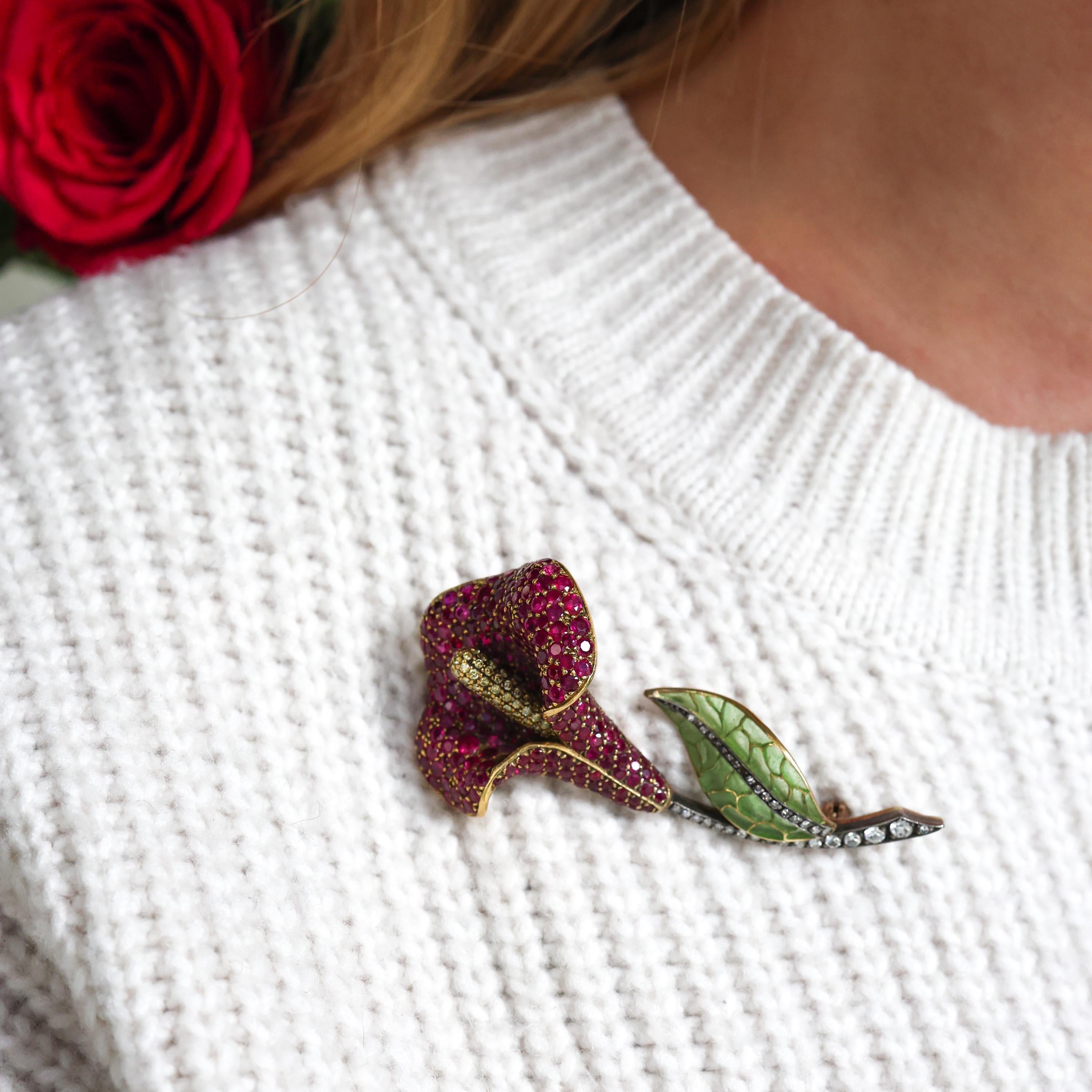 Taille ronde Broche Lys de Calla Rubis Diamant Argent Or et Plique à Jour Émail en vente