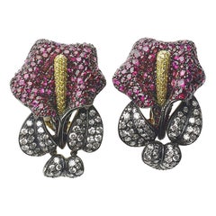 Boucles d'oreilles Calla Lily design Moira en rubis, diamants, argent et or