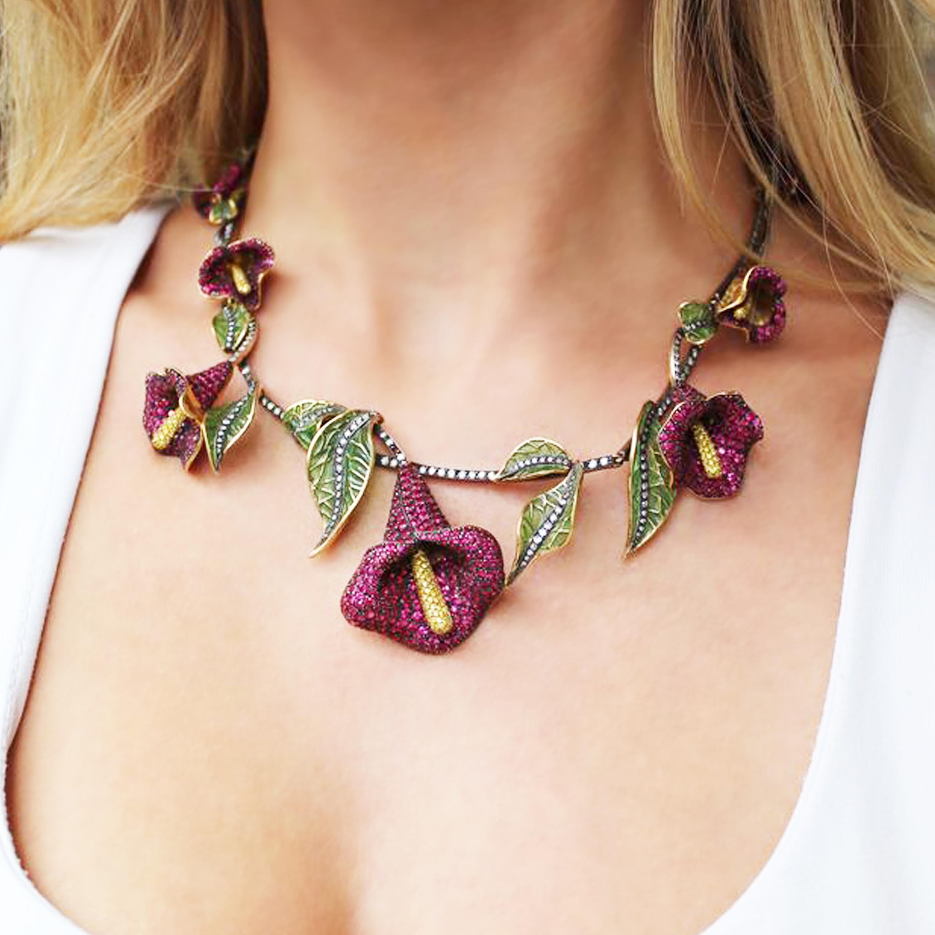 Moira Rubí Diamante Plique à Jour Esmalte Plata y Oro Collar Lirio de Cala en venta 1