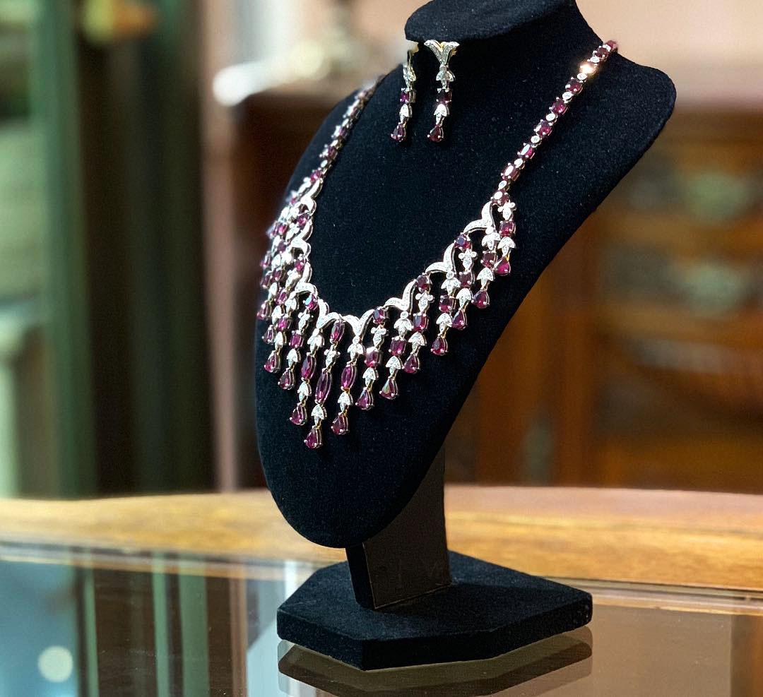 Set aus Halskette und Ohrring aus Rubin und Diamant-Kaskaden (Romantik) im Angebot