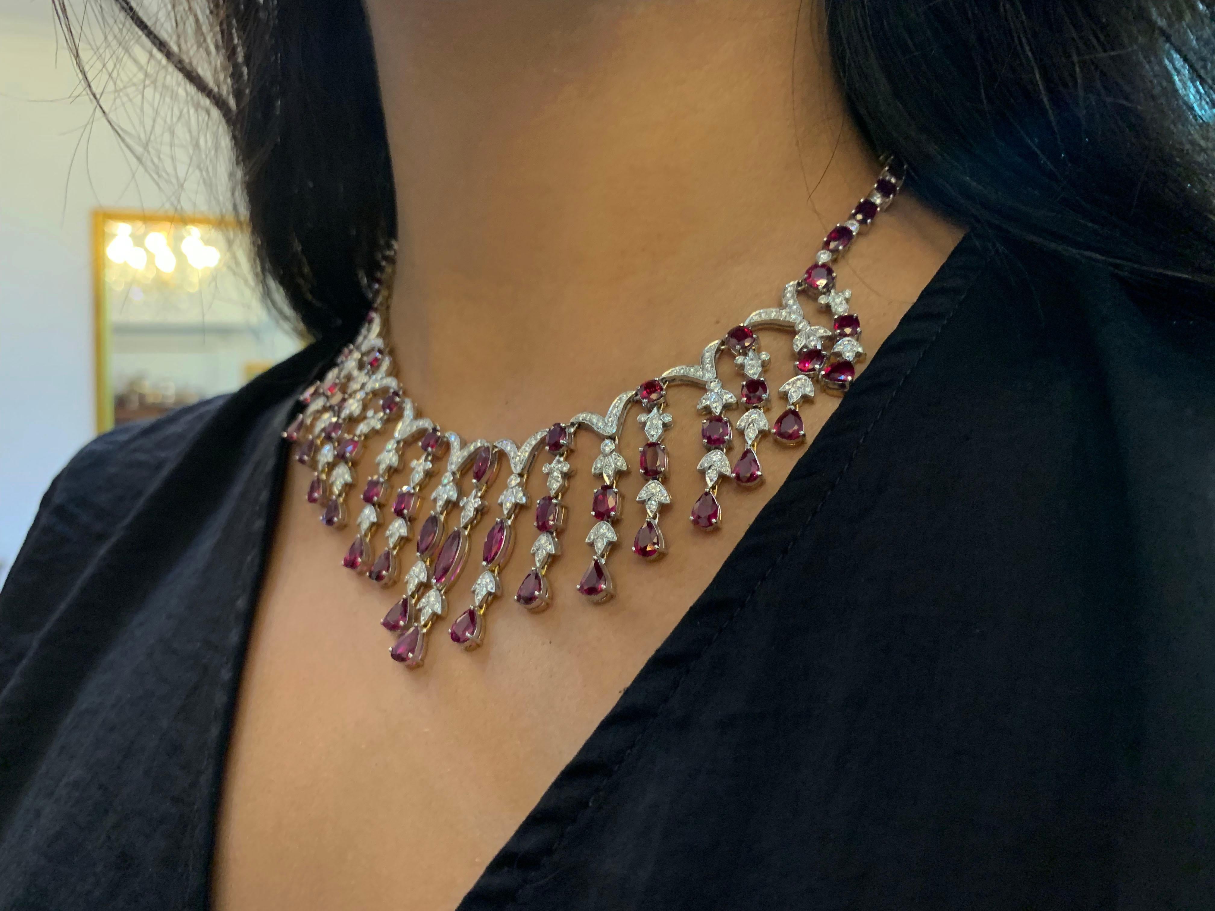 Set aus Halskette und Ohrring aus Rubin und Diamant-Kaskaden Damen im Angebot