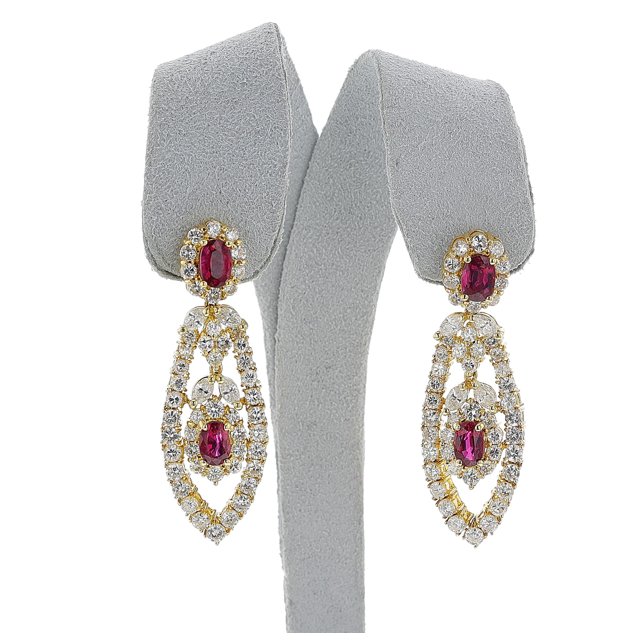 Ein exquisites Paar Rubin- und Diamant-Kronleuchter-Ohrringe aus 18 Karat Gelbgold. Die ovalen Rubine wiegen ca. 3,15 Karat. Die Diamanten wiegen insgesamt ca. 3,50 Karat, mit F-G Farbe und VS Reinheit. Die Länge beträgt 1 ¾ Zoll. Das Gesamtgewicht