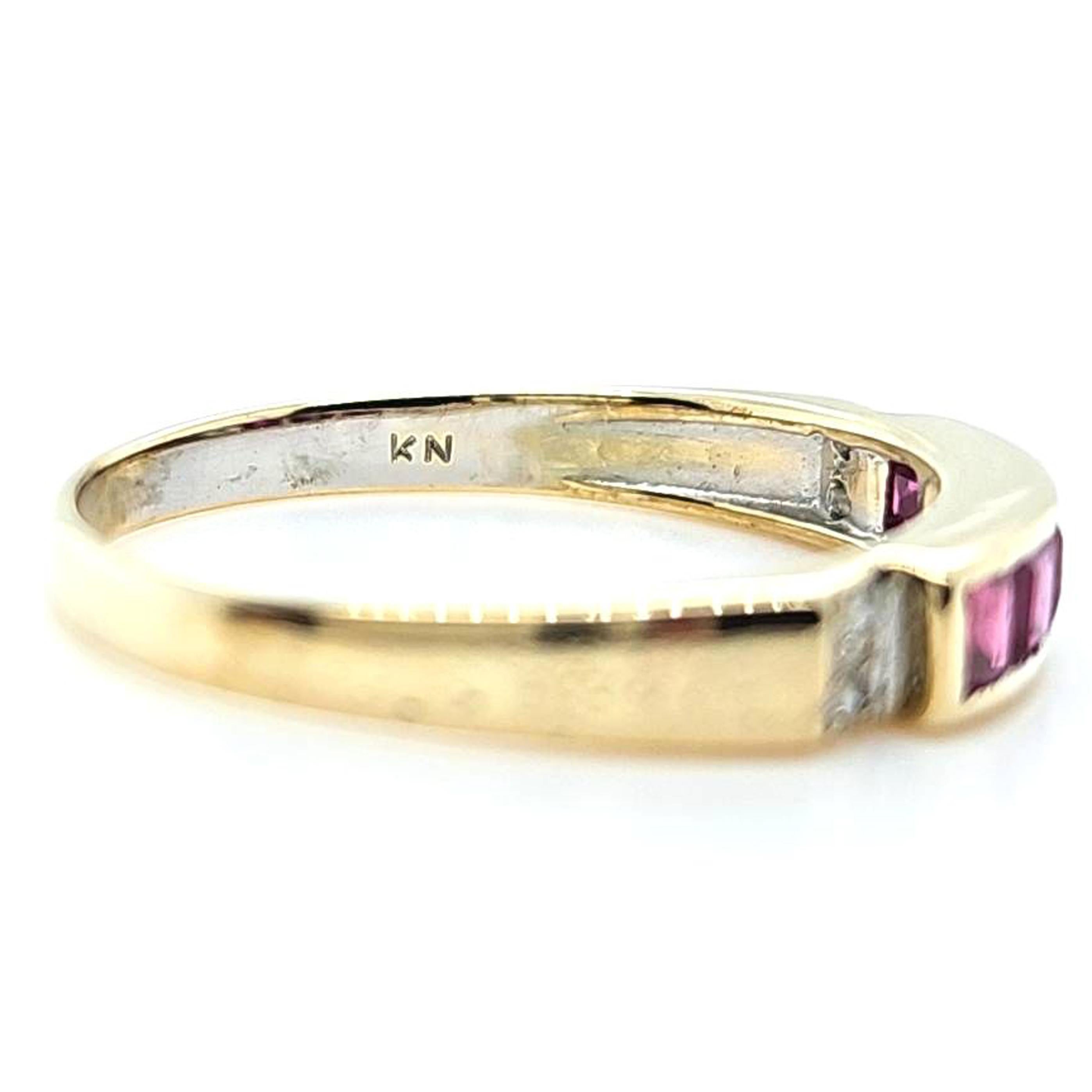 Taille émeraude Bague Channel Channel en or jaune avec rubis et diamants en vente