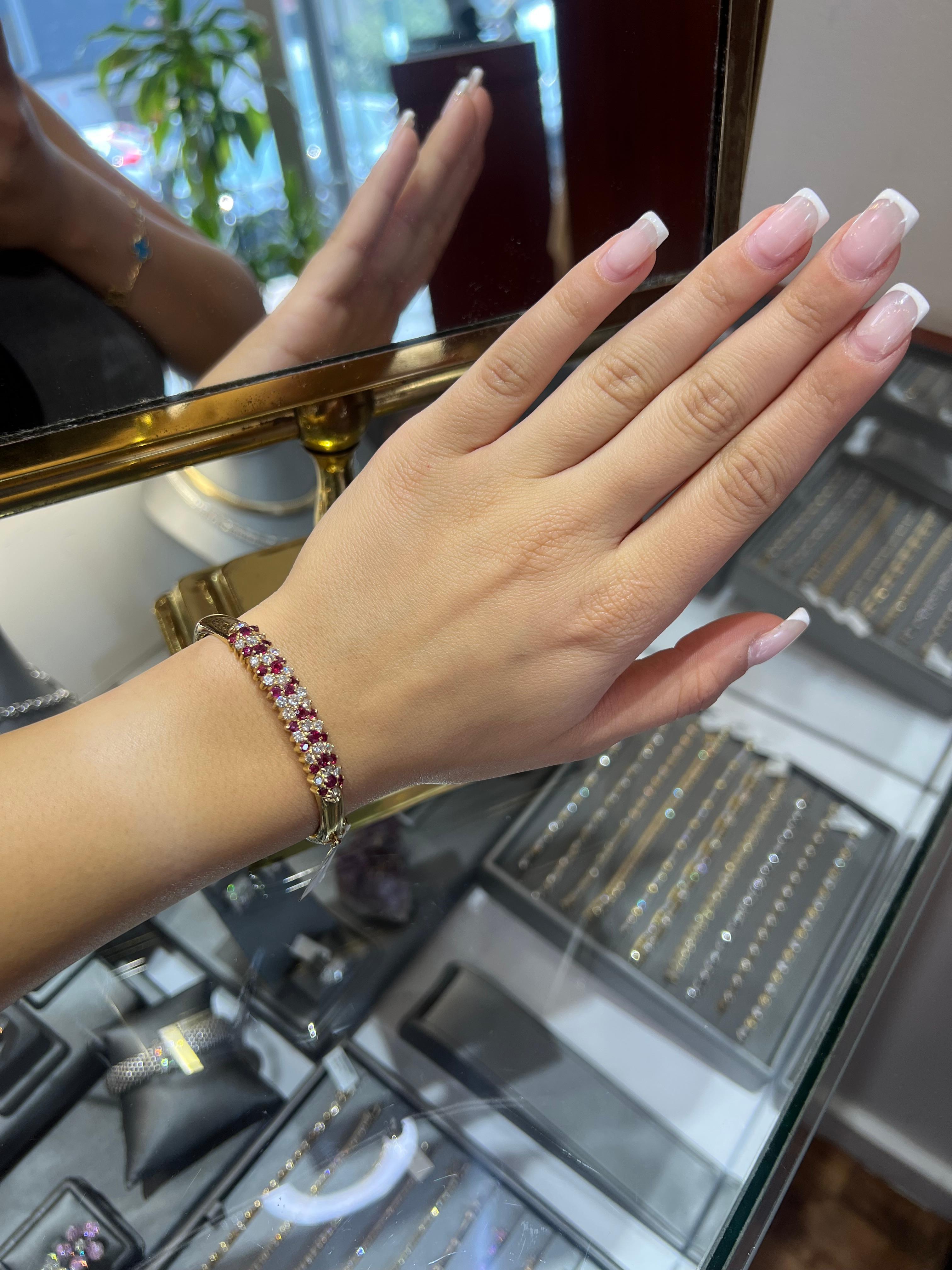 Ruby and Diamond Chevron Yellow Gold Solid Bangle bracelet In New Condition For Sale In Great Neck, NY