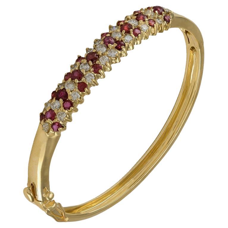 Rubin und Diamant Chevron Gelbgold Massiv-Armreif im Angebot