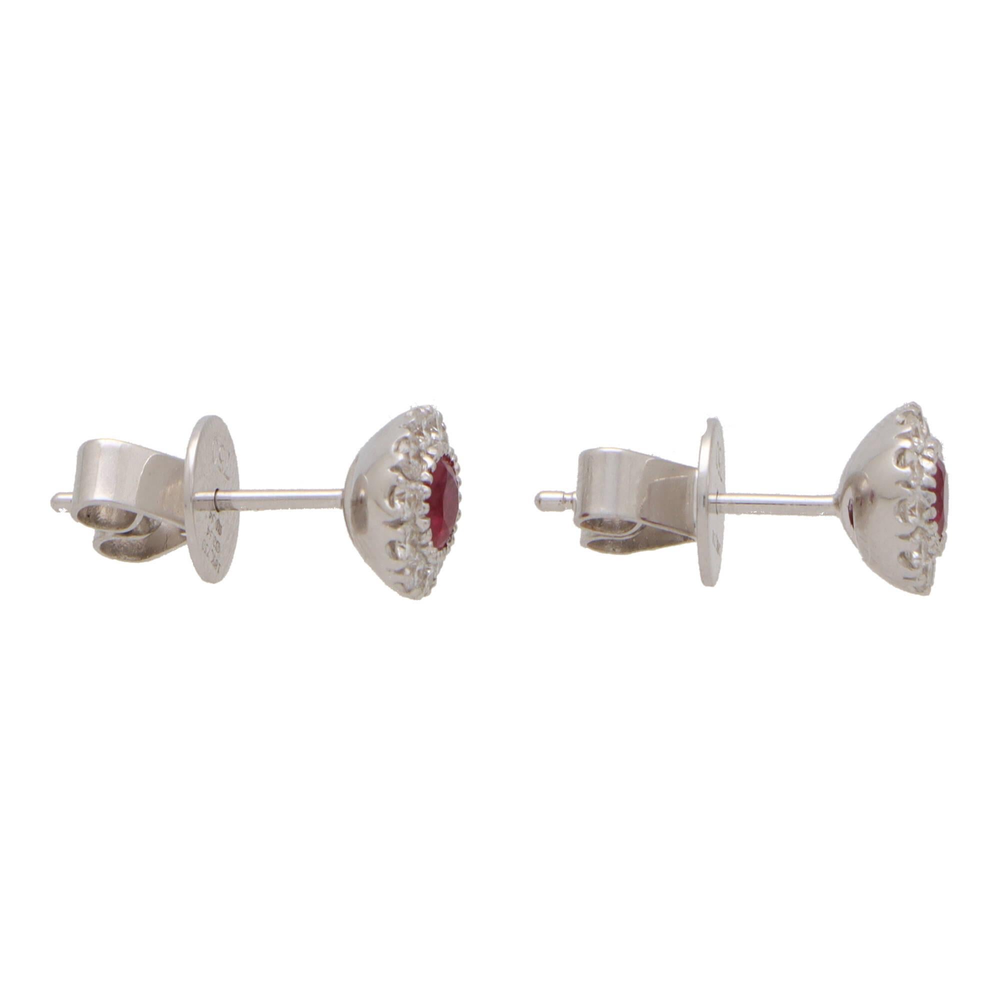 Boucles d'oreilles rubis et diamants en or blanc 18 carats Unisexe en vente