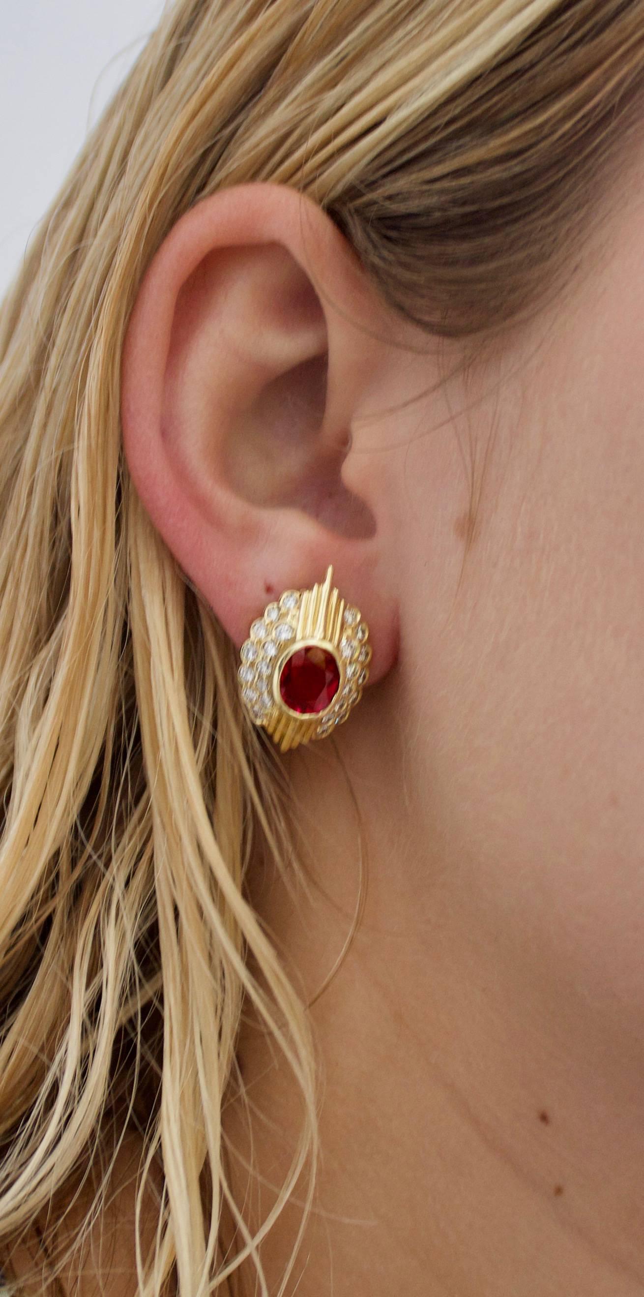 Ruby and Diamond Clip Earrings in 18 Karat '4.50 Carat in Rubies' In Excellent Condition For Sale In Wailea, HI
