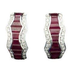 Pendiente de clip de rubíes y diamantes de 18 quilates con rubíes de corte trapezoidal