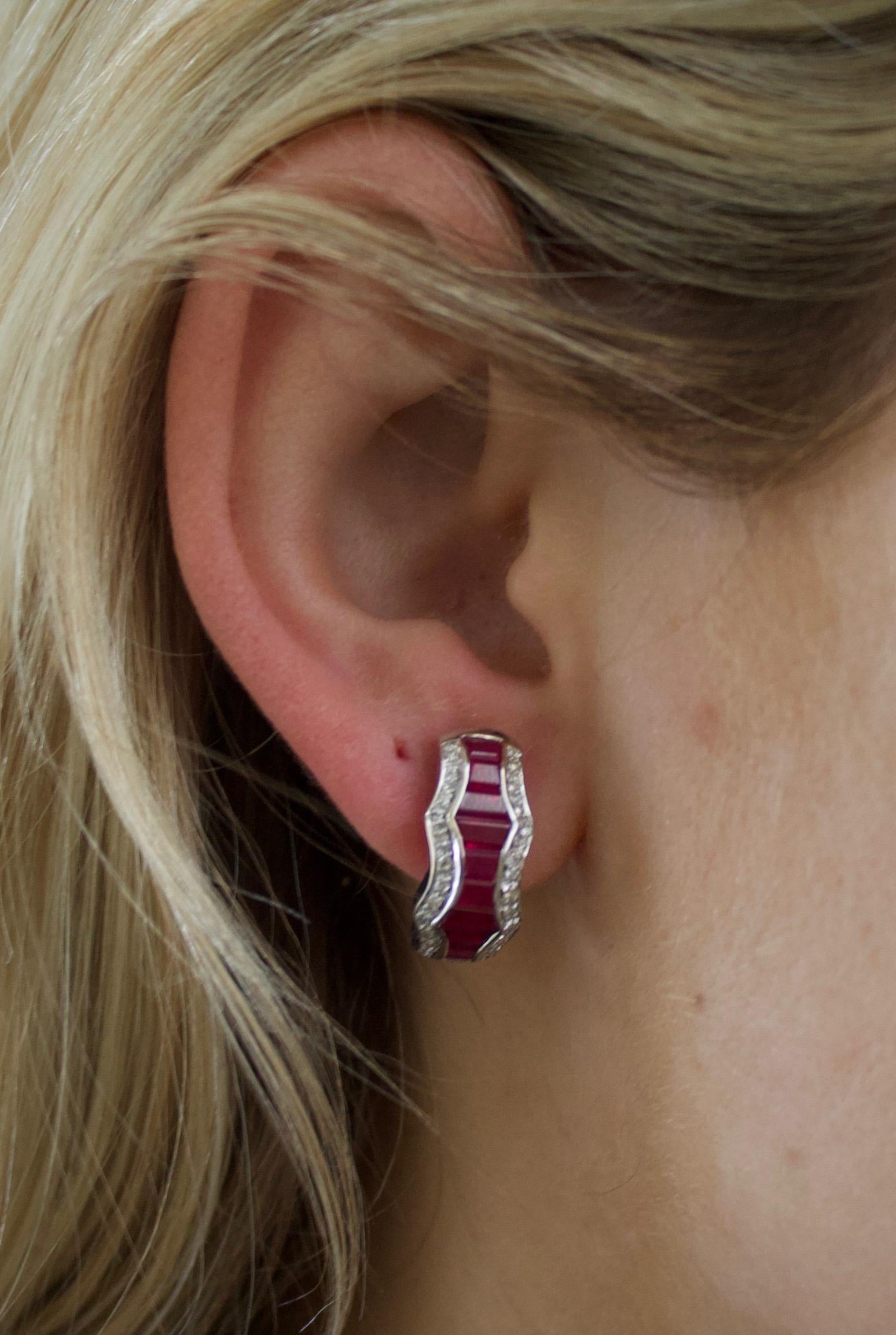 Boucle d'oreille à clip en rubis et diamant en 18k avec des rubis de taille trapézoïdale
Quarante-huit  Diamants ronds de taille Brilliante pesant .30 carats environ GHI VVS- SI1
Vingt rubis de taille trapézoïdale pesant 1,50 carats environ