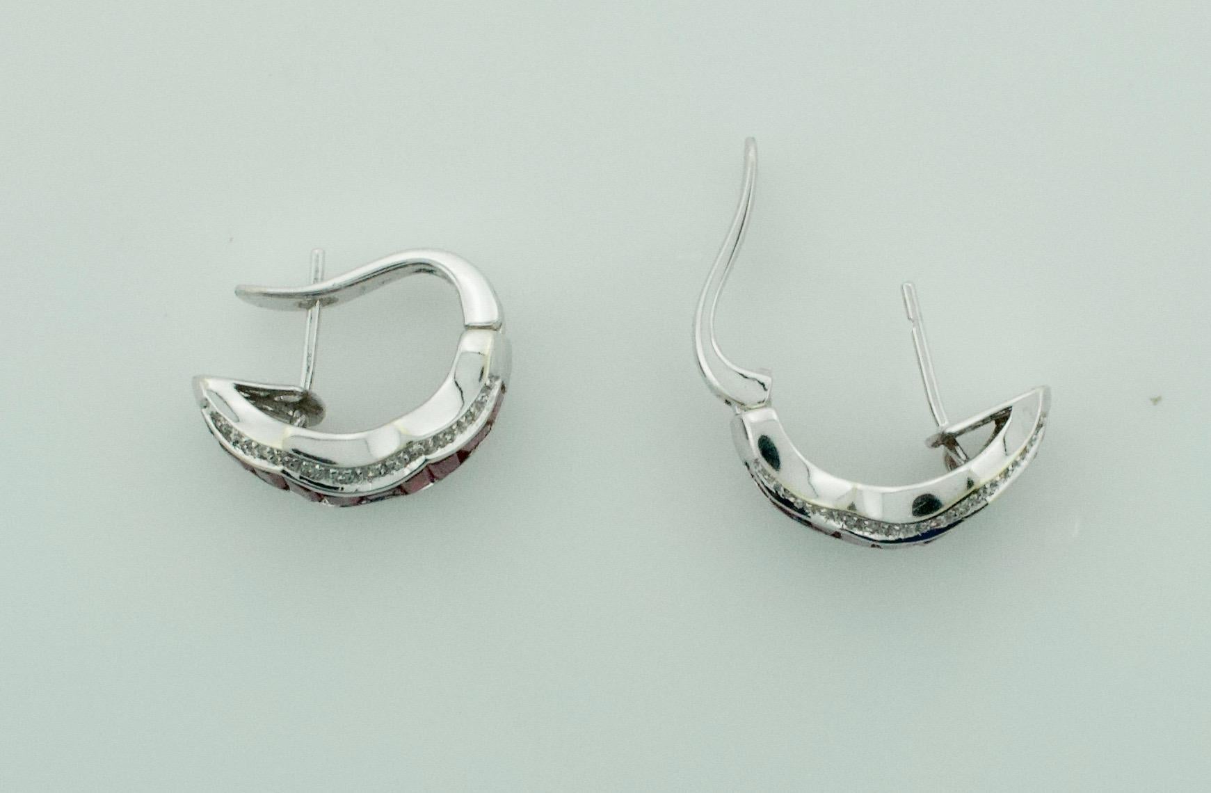 Taille trapèze Boucle d'oreille à clip en rubis et diamants 18 carats avec rubis de taille trapézoïdale en vente