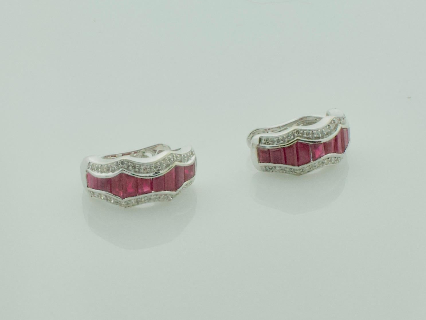 Boucle d'oreille à clip en rubis et diamants 18 carats avec rubis de taille trapézoïdale Excellent état - En vente à Wailea, HI