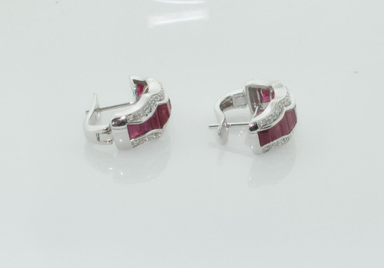 Boucle d'oreille à clip en rubis et diamants 18 carats avec rubis de taille trapézoïdale Unisexe en vente