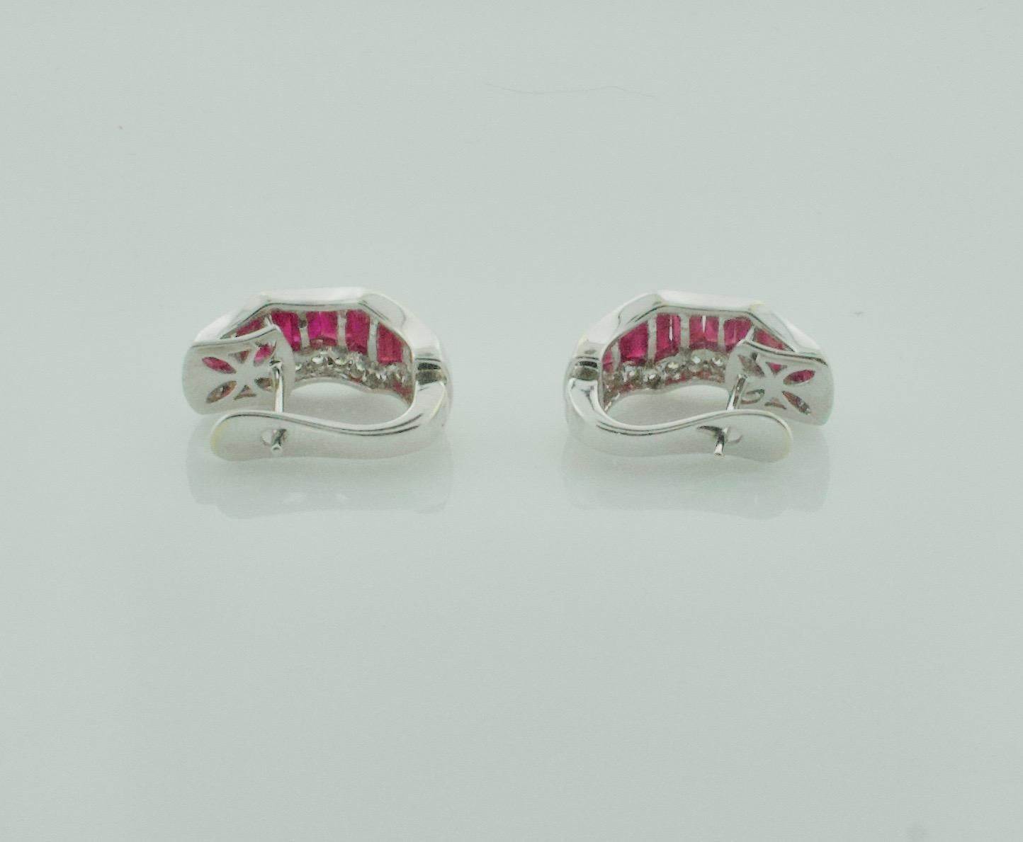 Boucle d'oreille à clip en rubis et diamants 18 carats avec rubis de taille trapézoïdale en vente 1