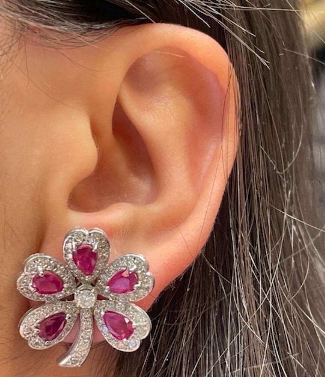 Ruby and Diamond Clover Earrings

5-leaf clover-shaped earrings with five pear-shaped rubies accented by round-cut diamonds. 

Back type: clip-on 
Approximately Measures 1