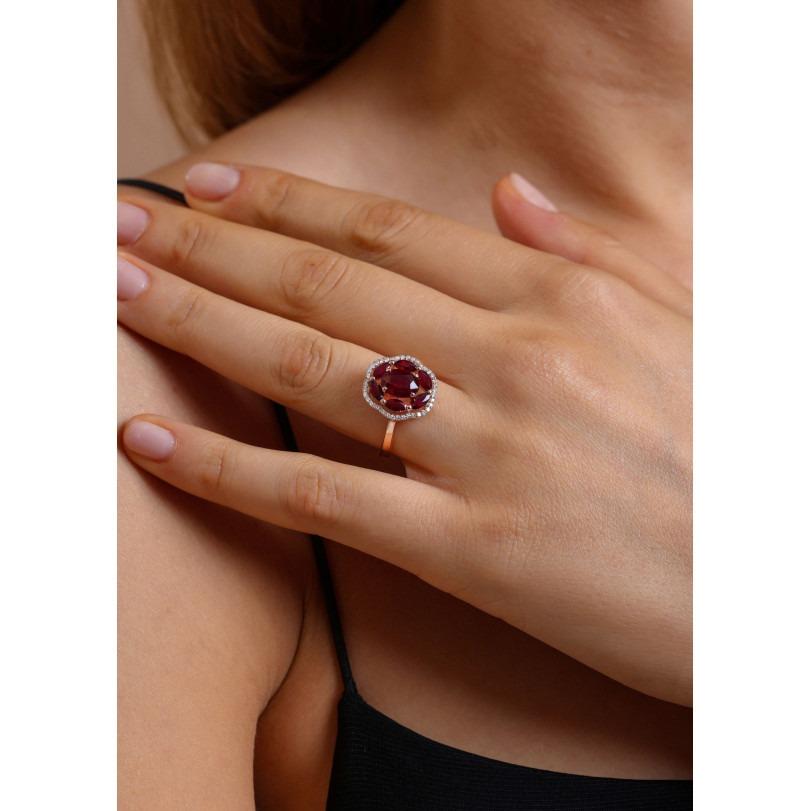 Dettagli del prodotto :

- Su ordinazione

- Oro Kt: 14kt

- Colori dell'oro disponibili: Oro rosa, Oro giallo, Oro bianco

- Oro GR: 3,85

- Diamante naturale da 0,18 carati

- 2,80ct Rubino naturale

- Colore-Clarità del diamante: Colore F-G,