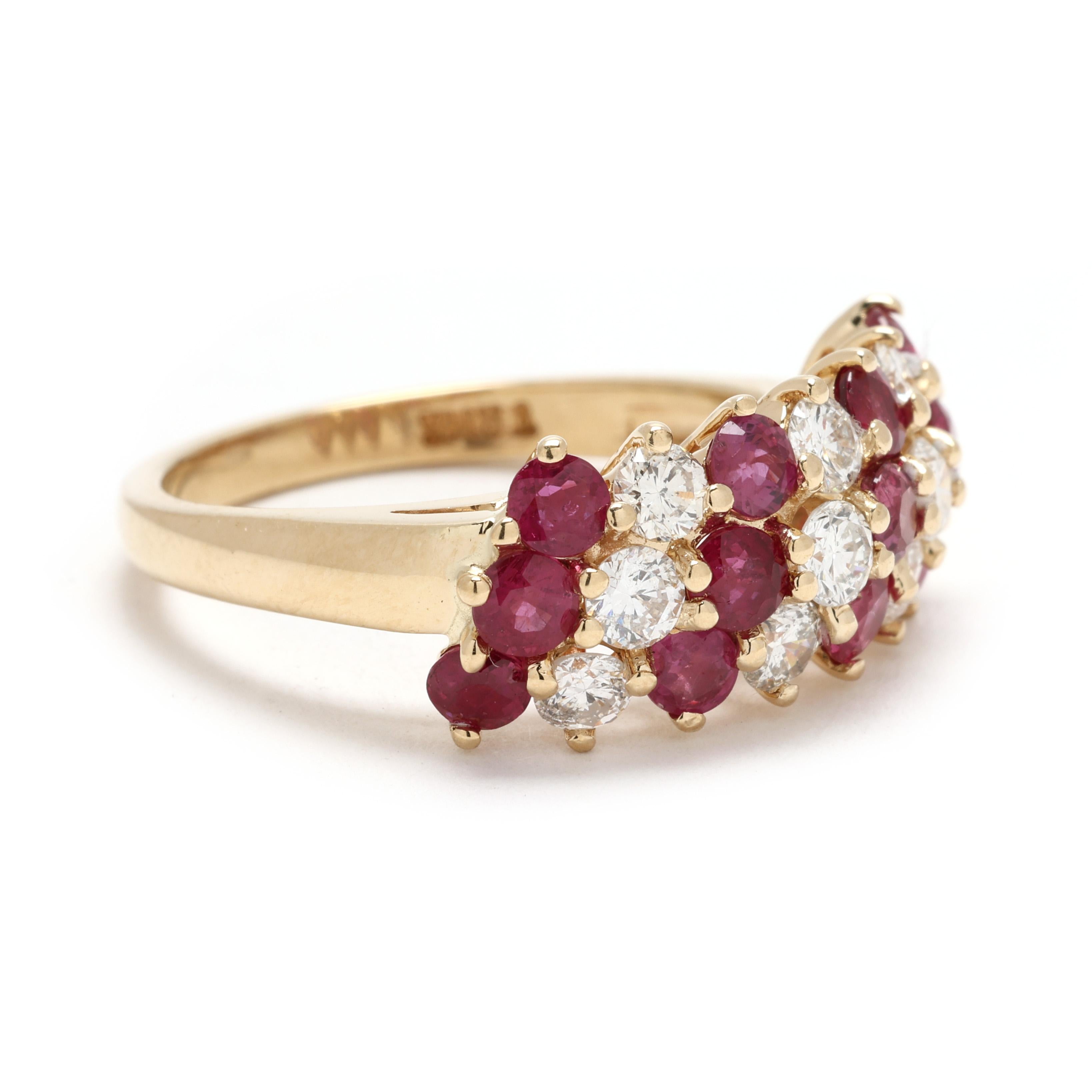 Ajoutez une touche de sophistication audacieuse à votre collection de bijoux avec cette étonnante bague à anneau en rubis et diamants, réalisée en or jaune 14k. Cette bague de taille 6,25 présente des rubis rayonnants entourés de diamants