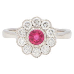 Bague de fiançailles / bague de cocktail en or blanc 18 carats sertie d'un grappe de rubis et de diamants