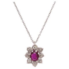 Colgante de racimo de rubíes y diamantes en oro blanco de 18 ct