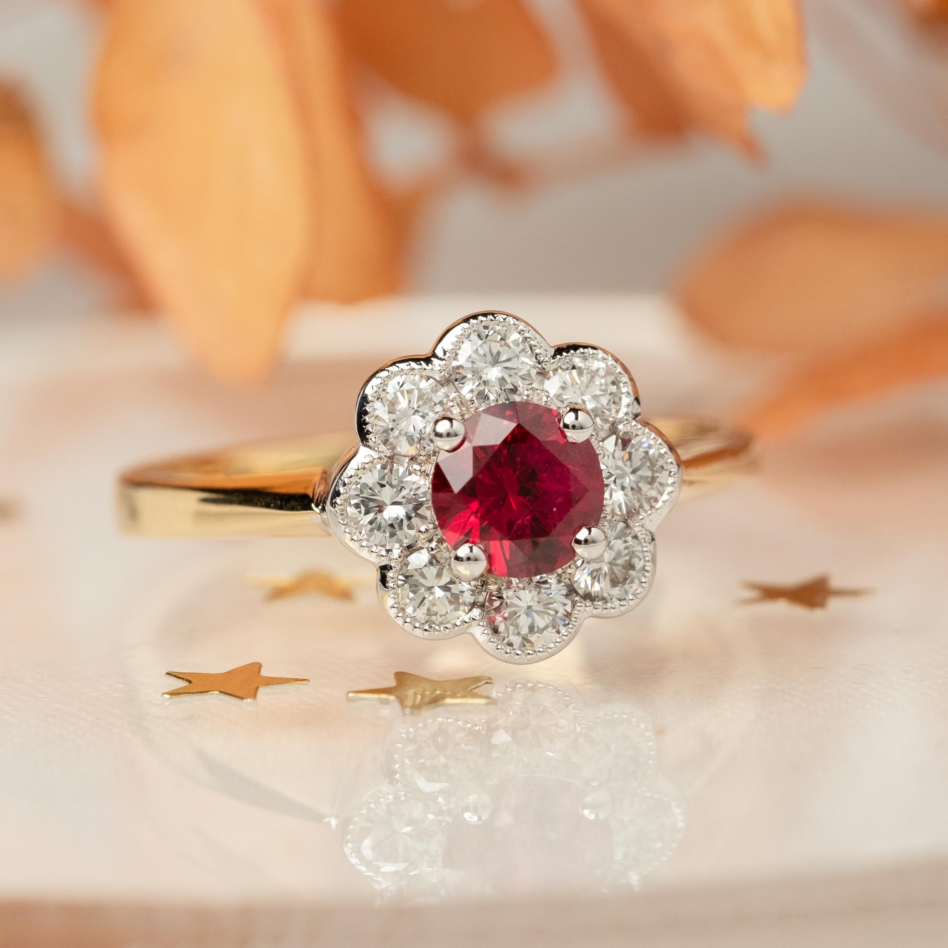 Rubin und Diamant  Cluster-Ring

Dieser Rubin in klassischem Design und floralem Look ist von höchster Qualität und leuchtend roter Farbe. 

Ein runder Rubin aus 18 Karat Gold von tiefroter Farbe in einer Fassung mit vier Krallen.
Umgeben von 8
