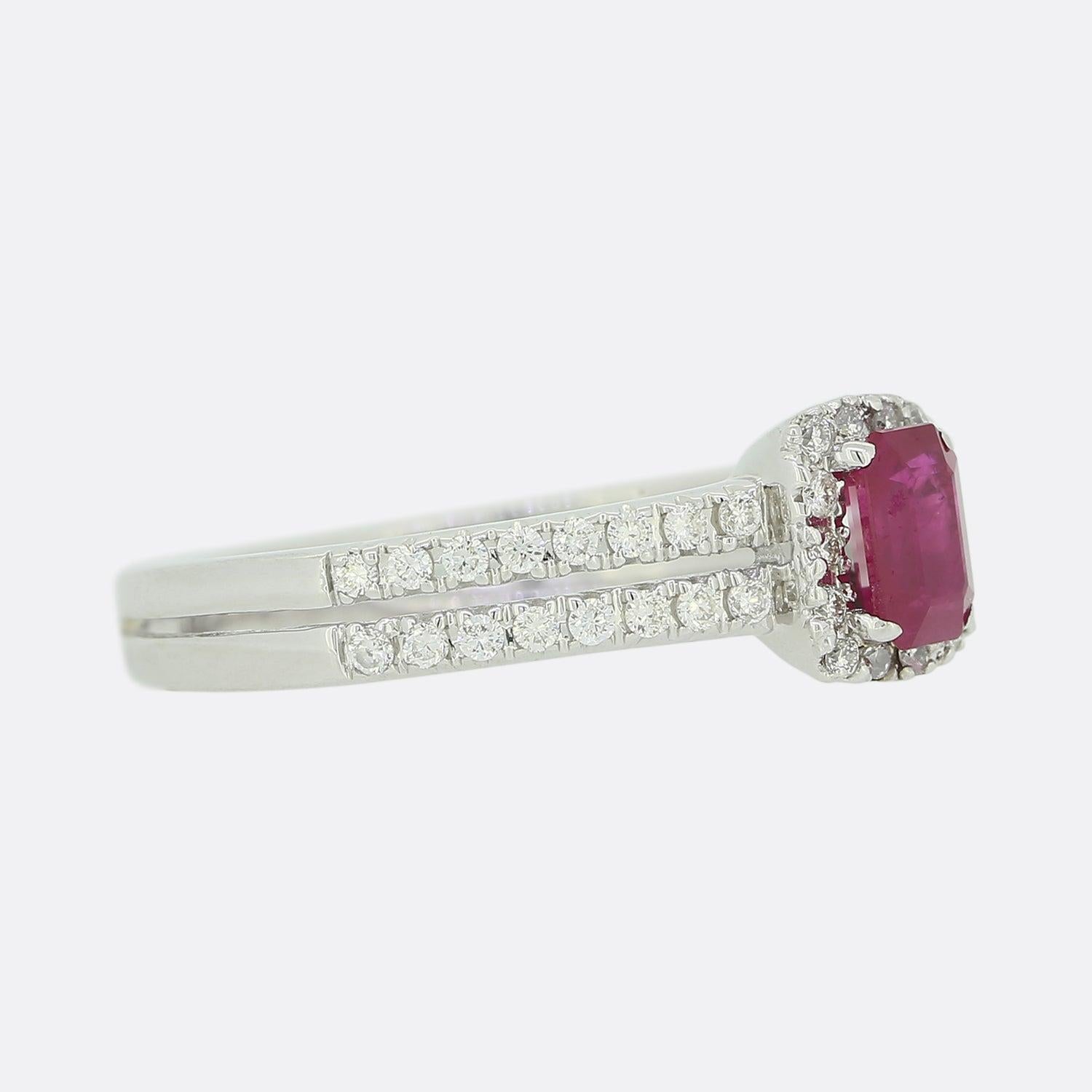 Cluster-Ring mit Rubin und Diamant (Brillantschliff) im Angebot