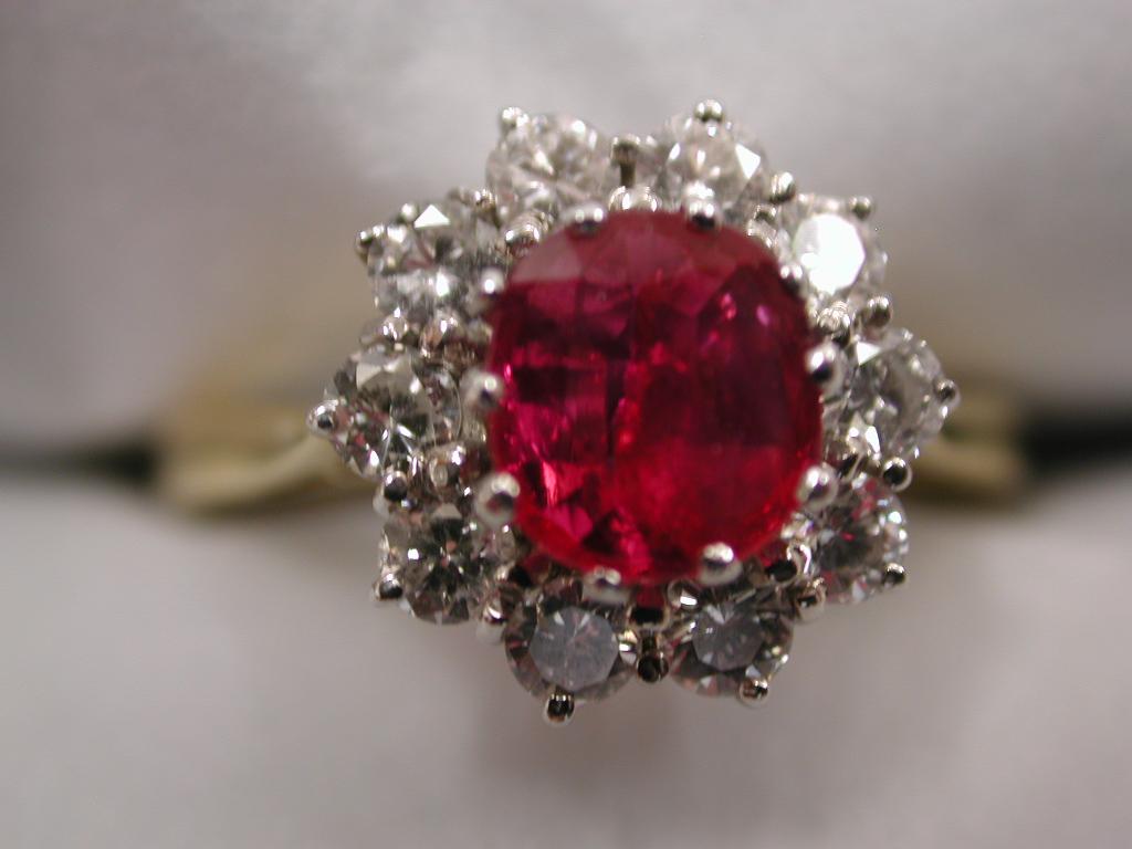 Anello con rubino e diamanti incastonati in 18 carati, datato 1990, London Assay in vendita 2