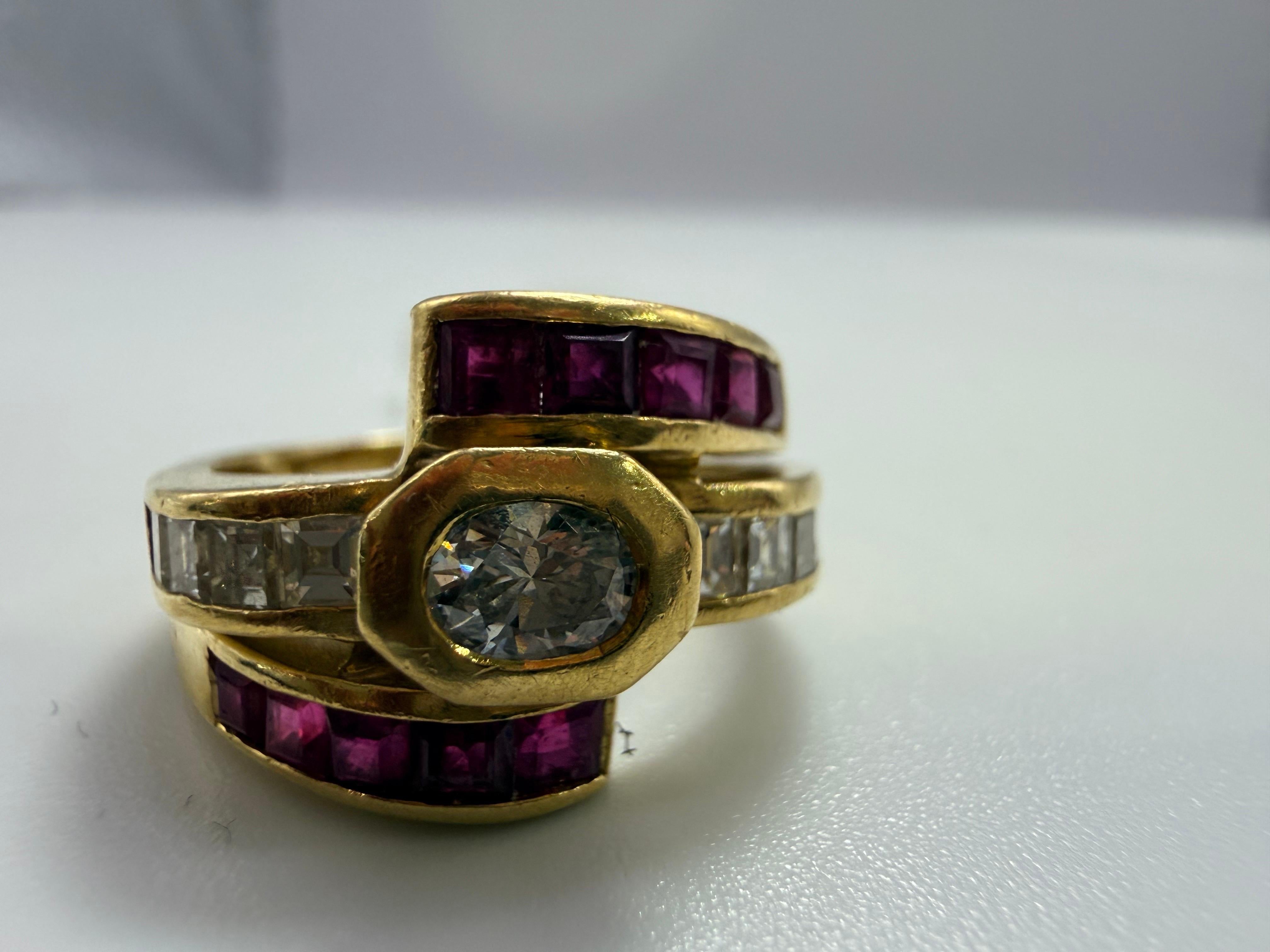 Anello cocktail in oro giallo 18KT con rubini naturali non trattati e diamanti. L'anello è una combinazione di 3 in uno, l'anno è sconosciuto, la misura è 6.

**Tutti gli oggetti lasciano la nostra sede con un certificato a nome dell'acquirente,