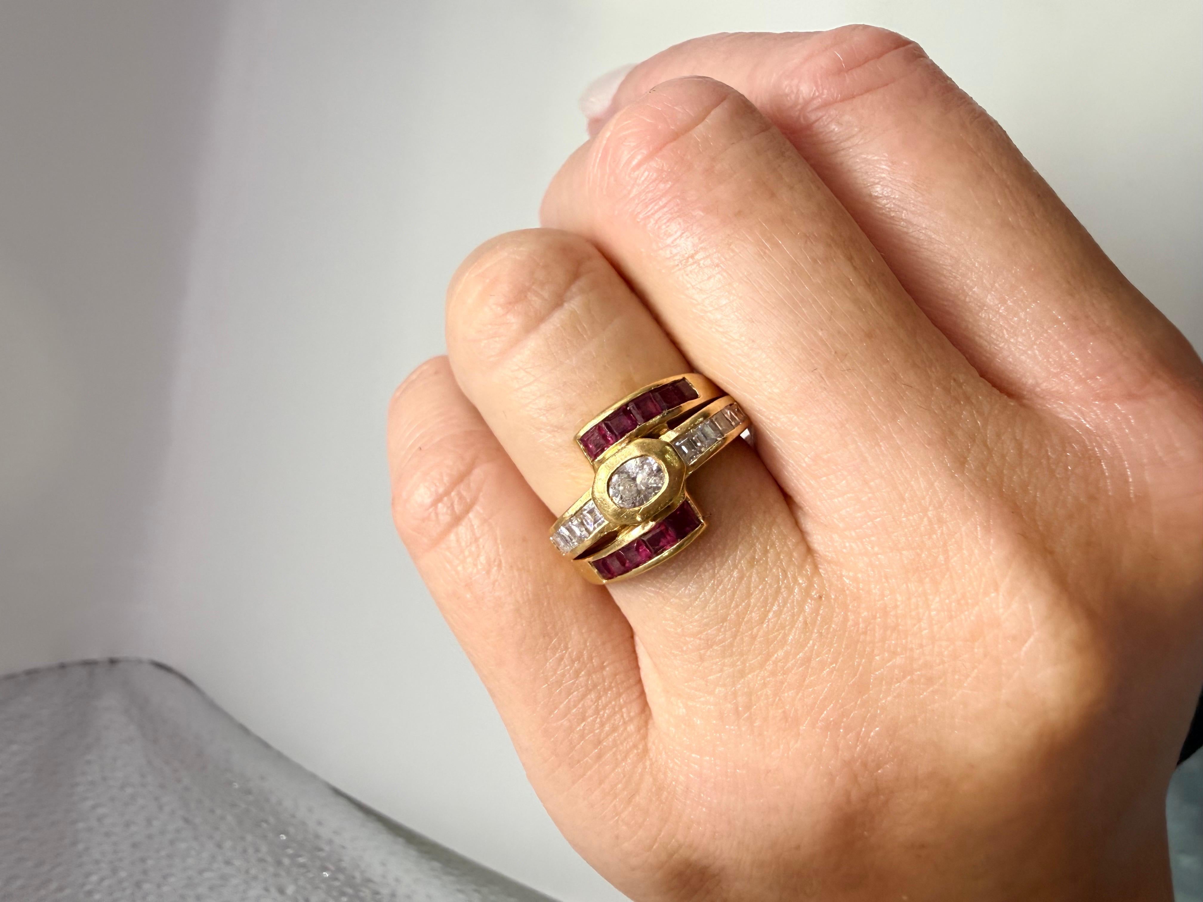 Taglio ovale Anello cocktail con rubini e diamanti in oro 18KT in vendita