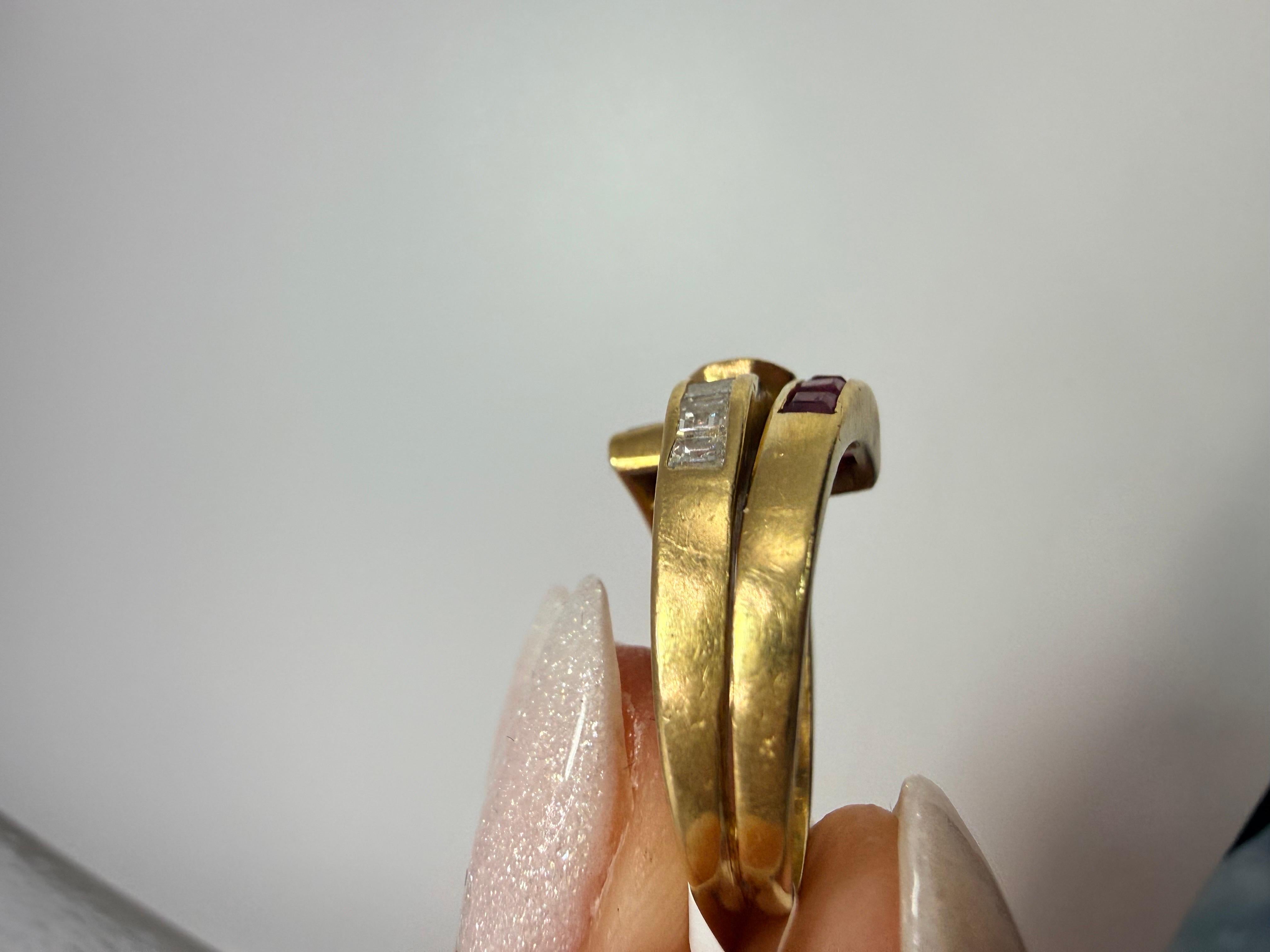 Anello cocktail con rubini e diamanti in oro 18KT In condizioni ottime in vendita a Boca Raton, FL