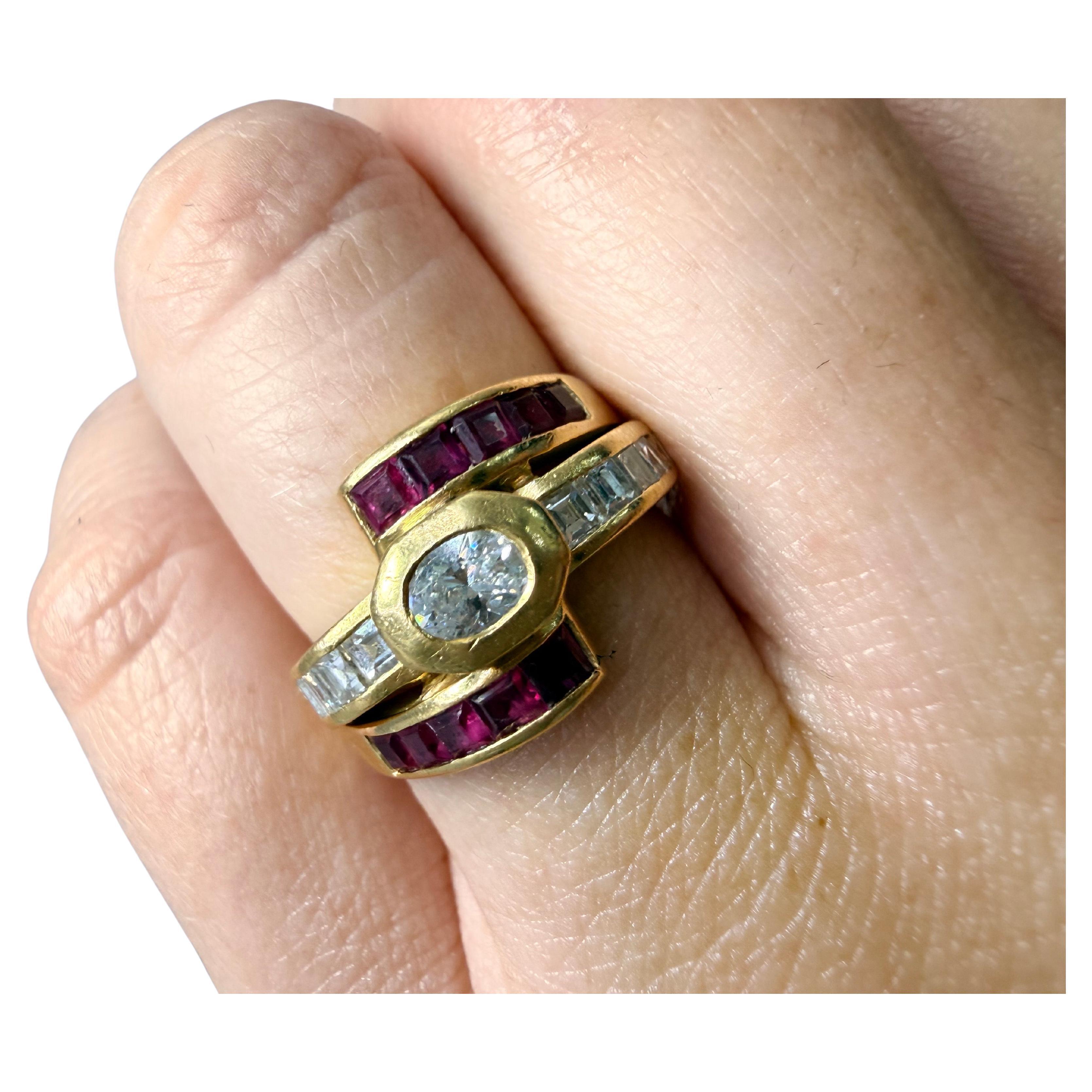 Anello cocktail con rubini e diamanti in oro 18KT in vendita